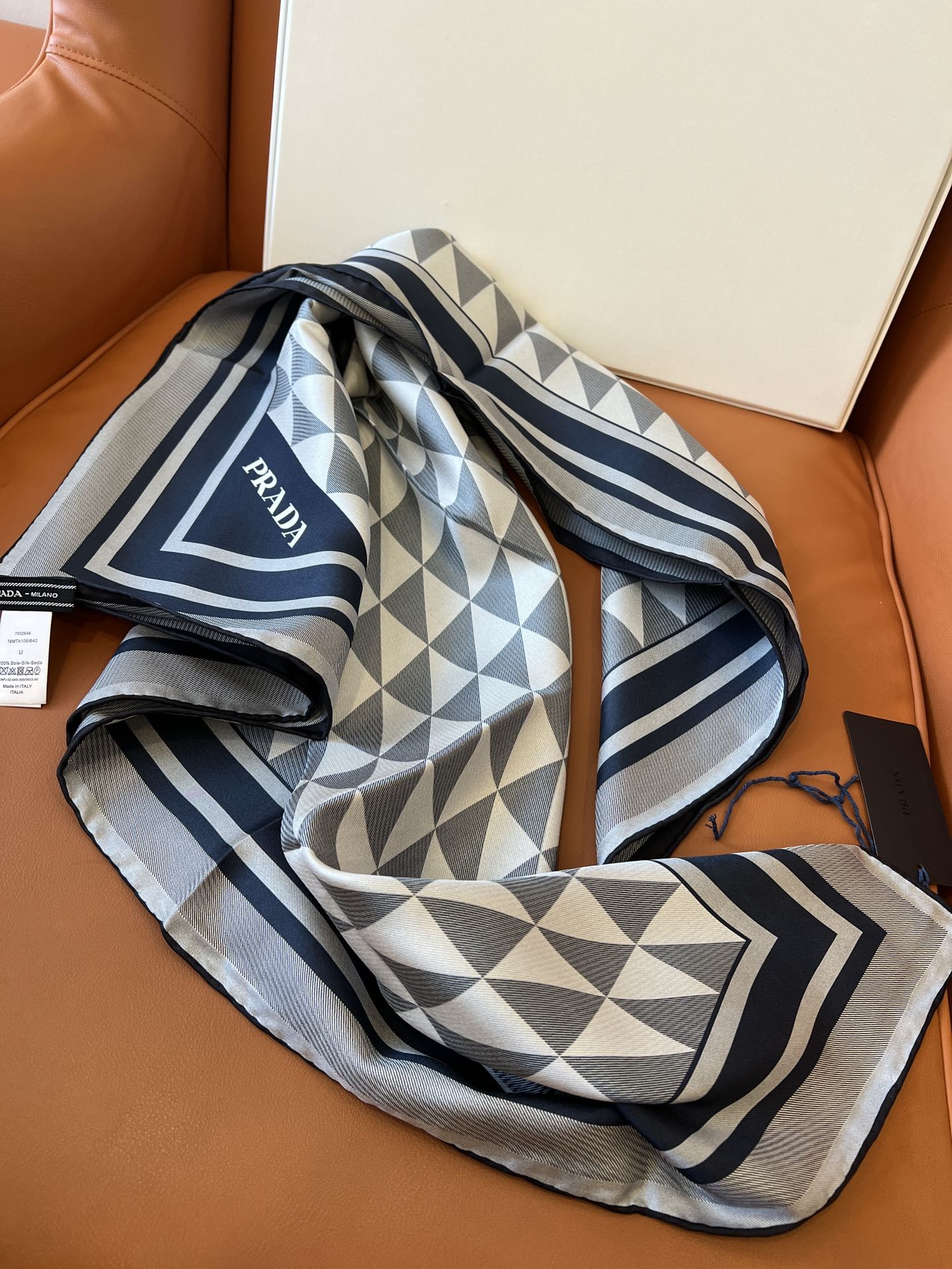 价格(不含包装)
Prada/普拉达女士真丝丝质围巾方巾 尺寸：90*90cm 100%桑蚕丝斜纹绸  