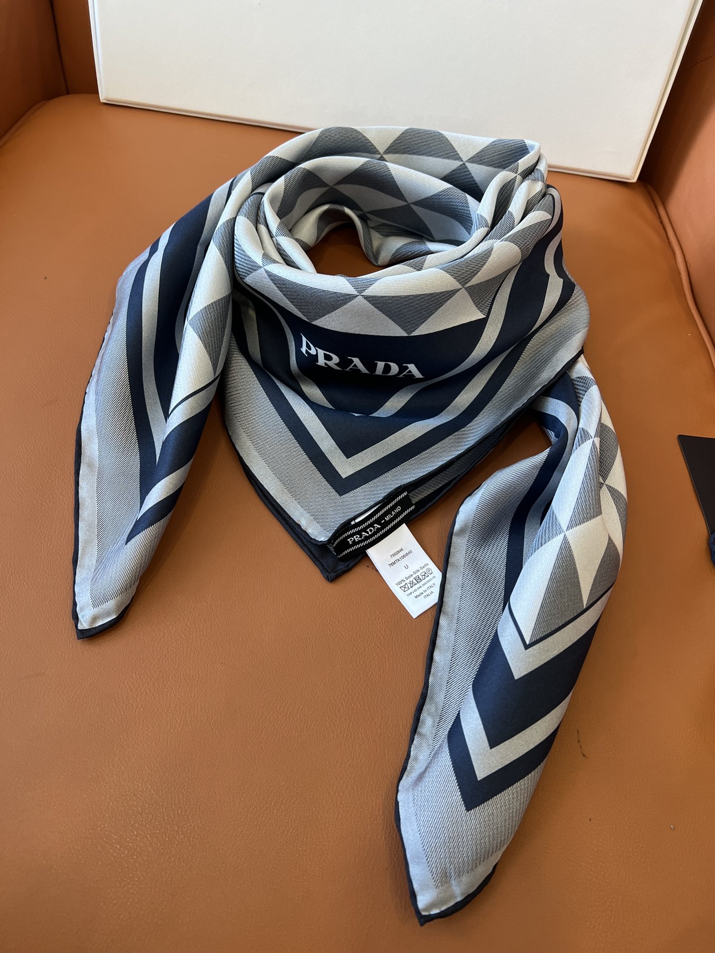 价格(不含包装)
Prada/普拉达女士真丝丝质围巾方巾 尺寸：90*90cm 100%桑蚕丝斜纹绸  