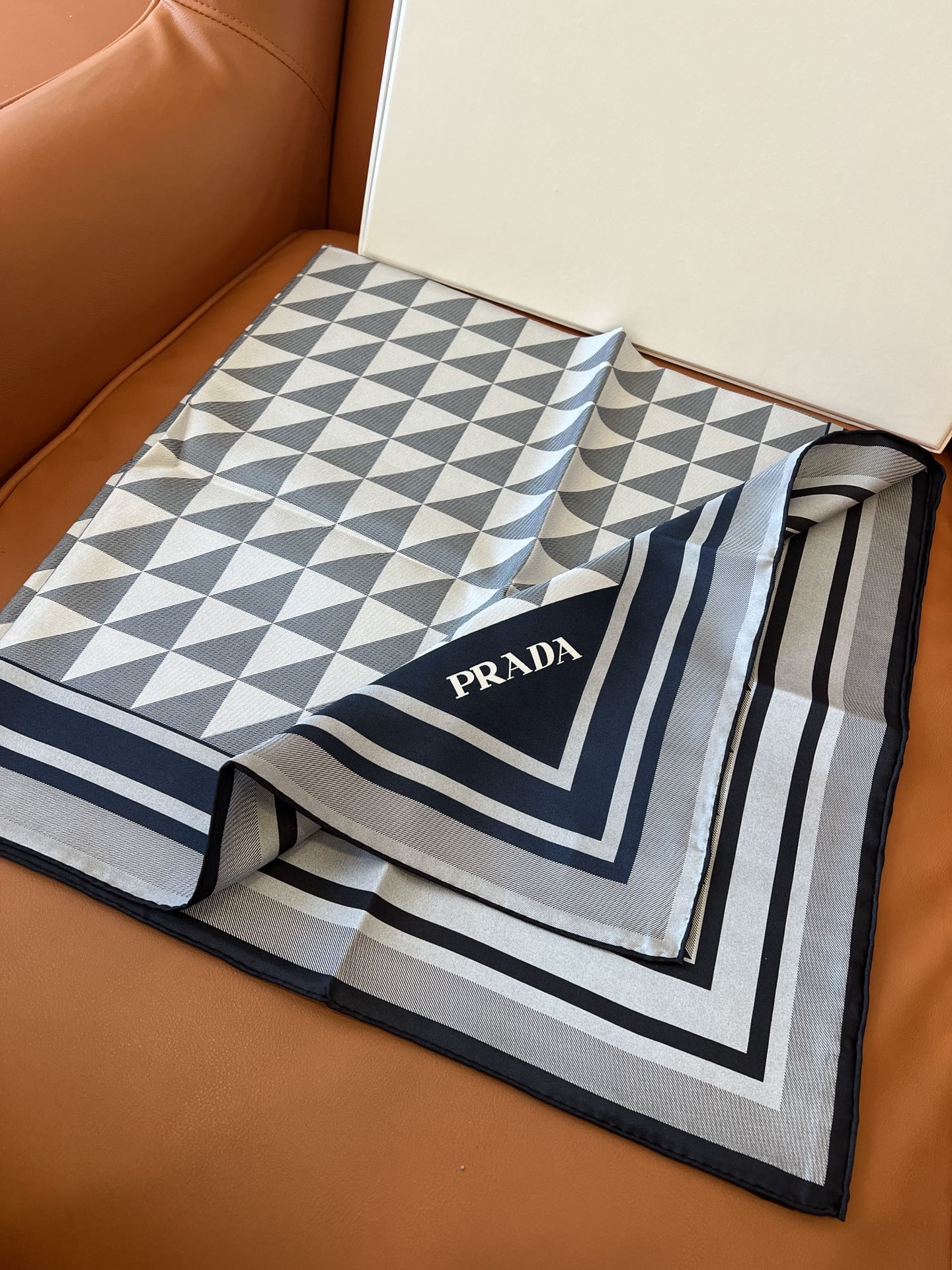 价格(不含包装)
Prada/普拉达女士真丝丝质围巾方巾 尺寸：90*90cm 100%桑蚕丝斜纹绸  