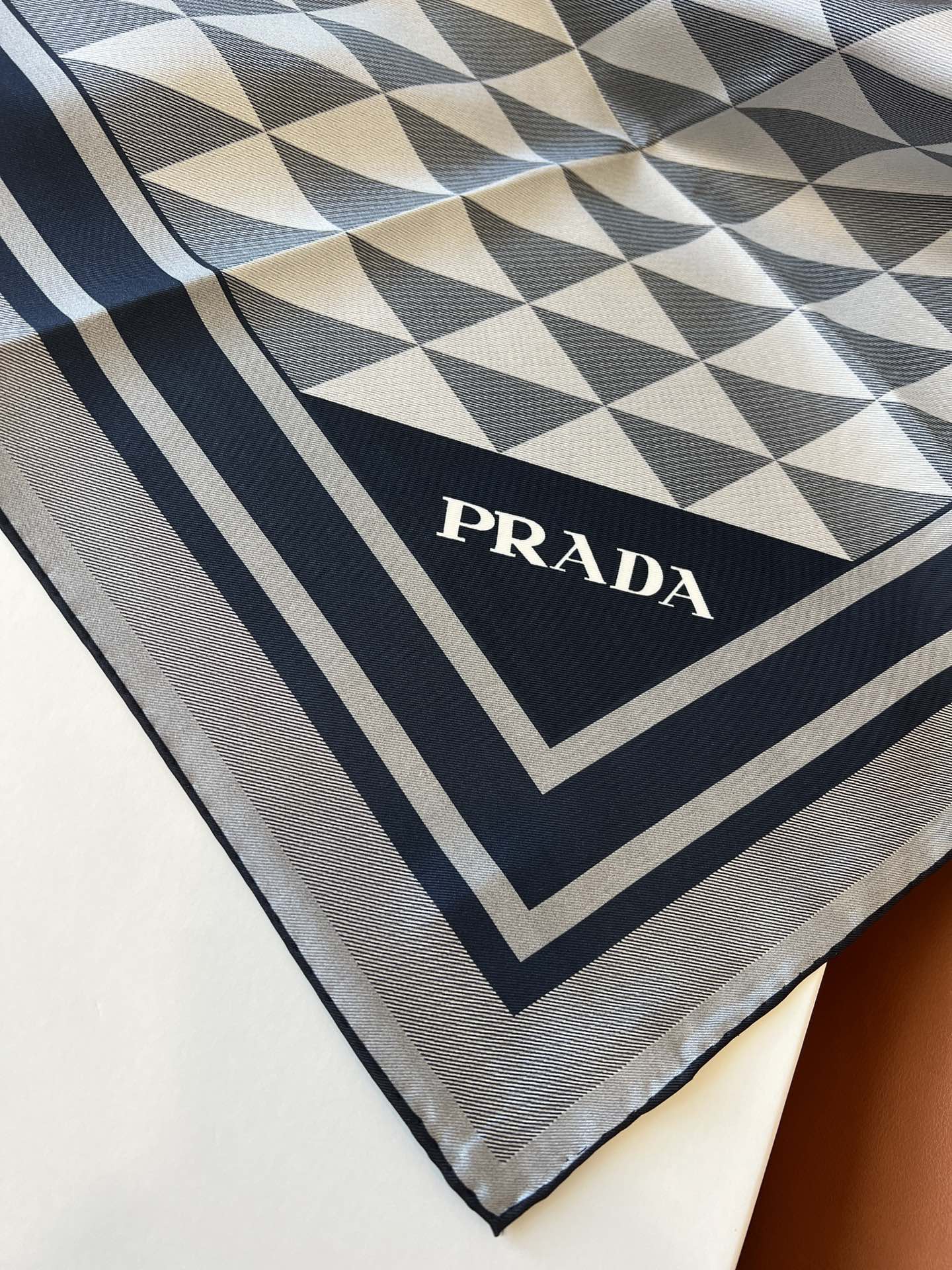 价格(不含包装)
Prada/普拉达女士真丝丝质围巾方巾 尺寸：90*90cm 100%桑蚕丝斜纹绸  