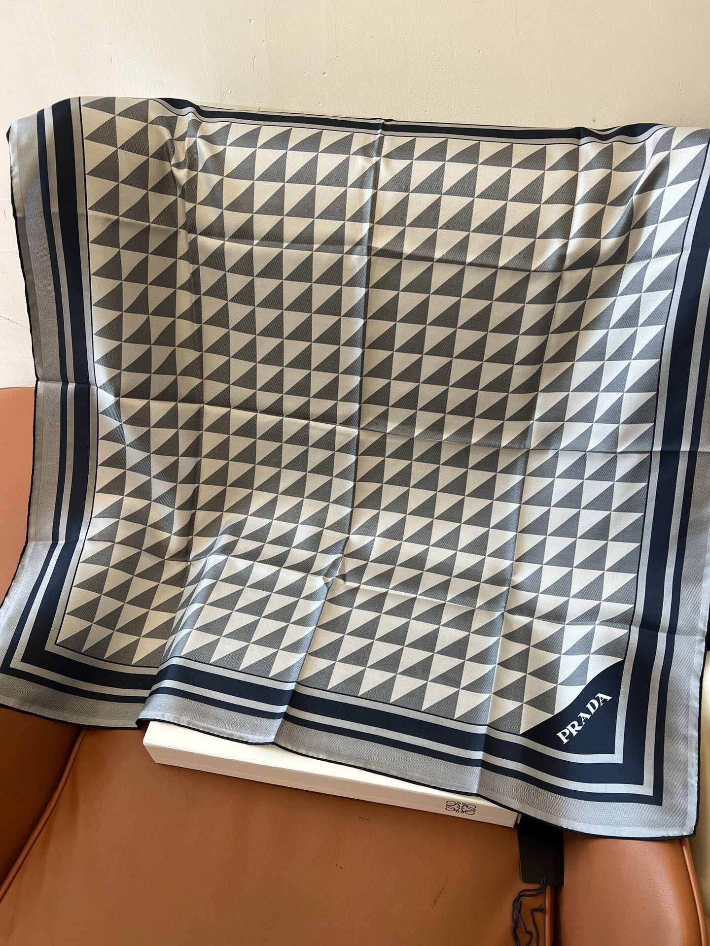 价格(不含包装)
Prada/普拉达女士真丝丝质围巾方巾 尺寸：90*90cm 100%桑蚕丝斜纹绸  