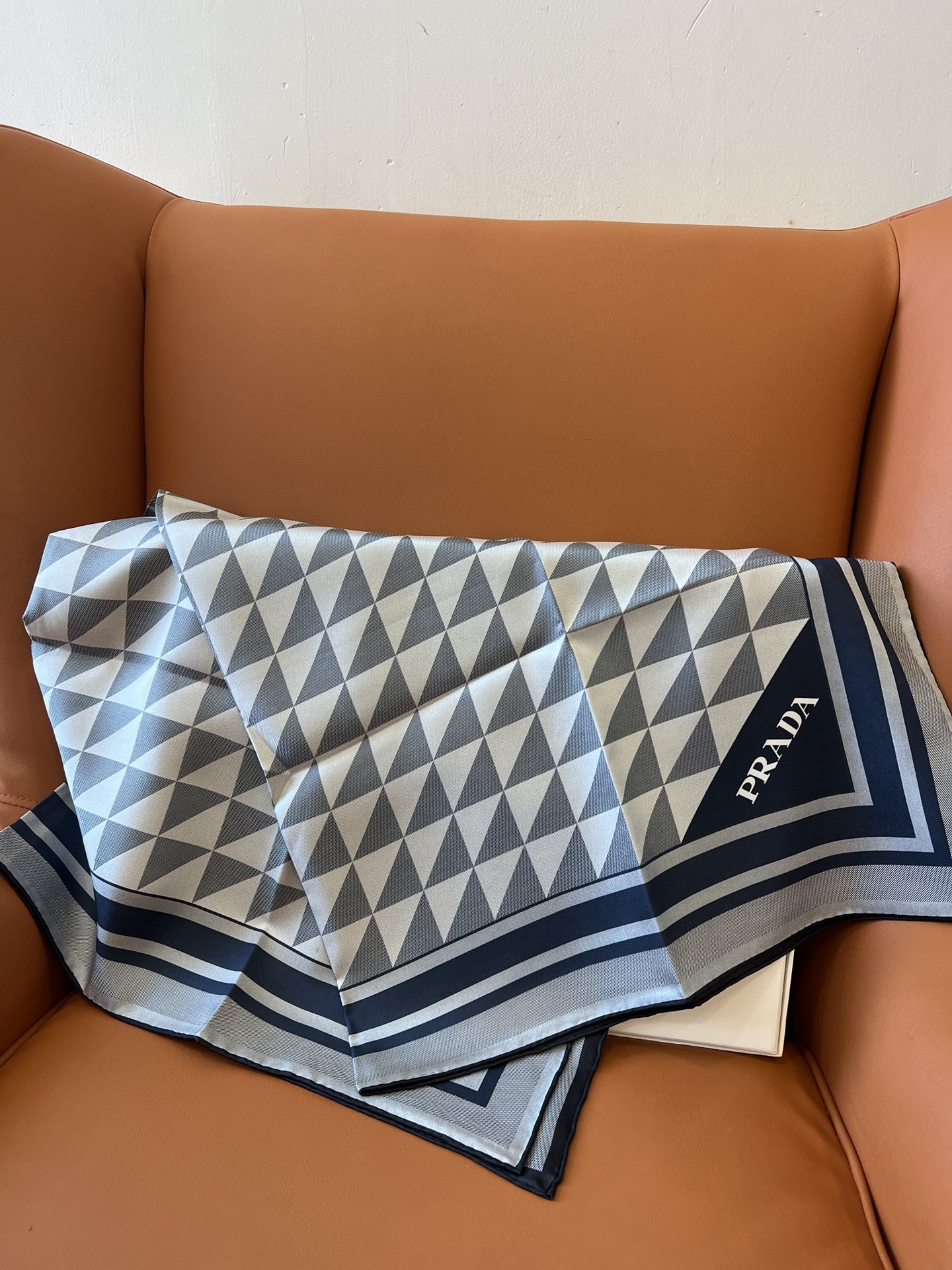 价格(不含包装)
Prada/普拉达女士真丝丝质围巾方巾 尺寸：90*90cm 100%桑蚕丝斜纹绸  