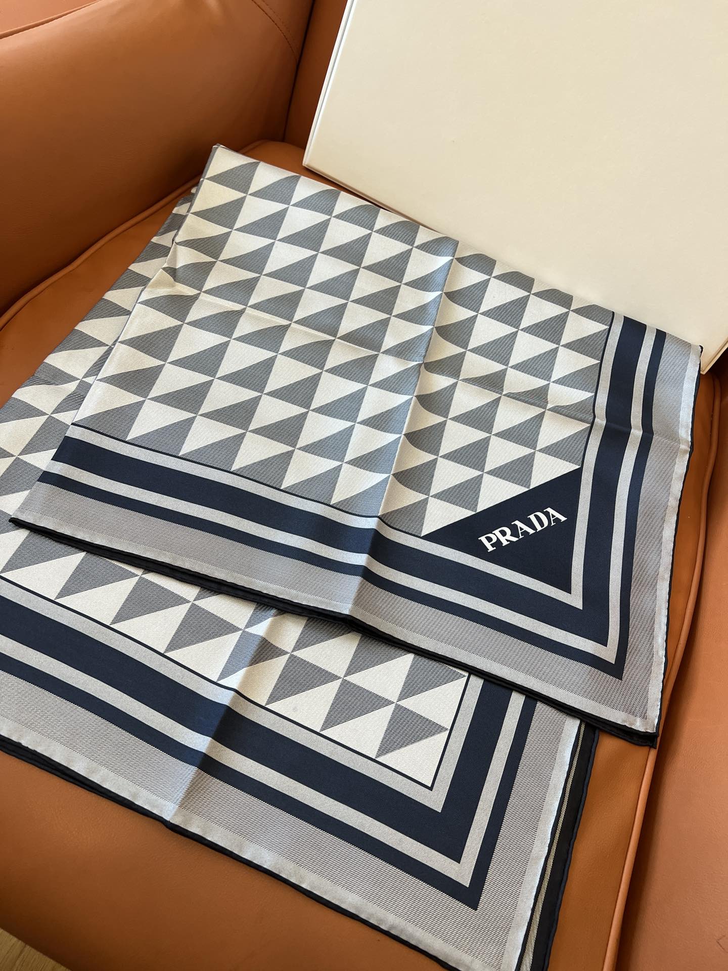 价格(不含包装)
Prada/普拉达女士真丝丝质围巾方巾 尺寸：90*90cm 100%桑蚕丝斜纹绸  