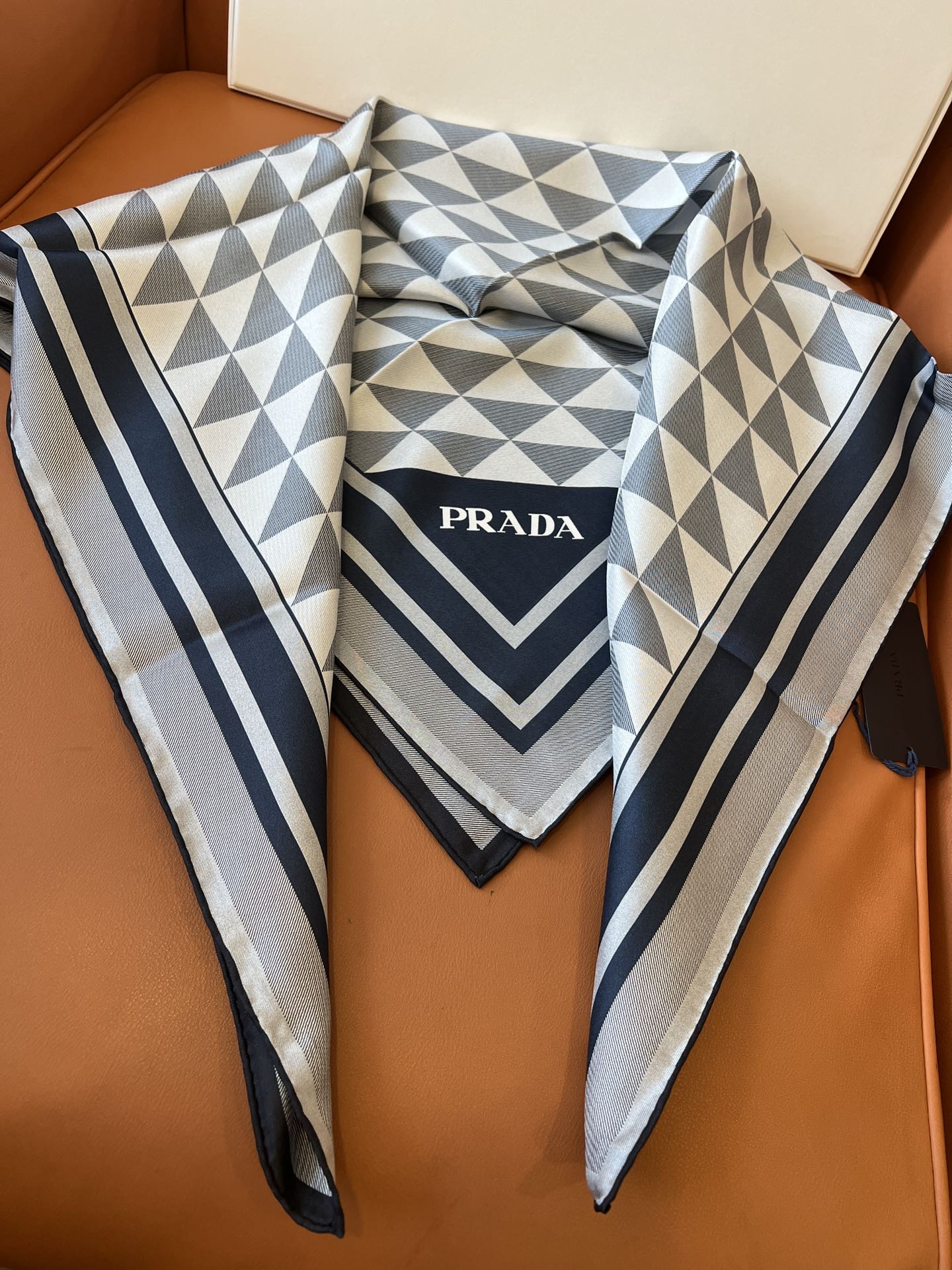 价格(不含包装)
Prada/普拉达女士真丝丝质围巾方巾 尺寸：90*90cm 100%桑蚕丝斜纹绸  