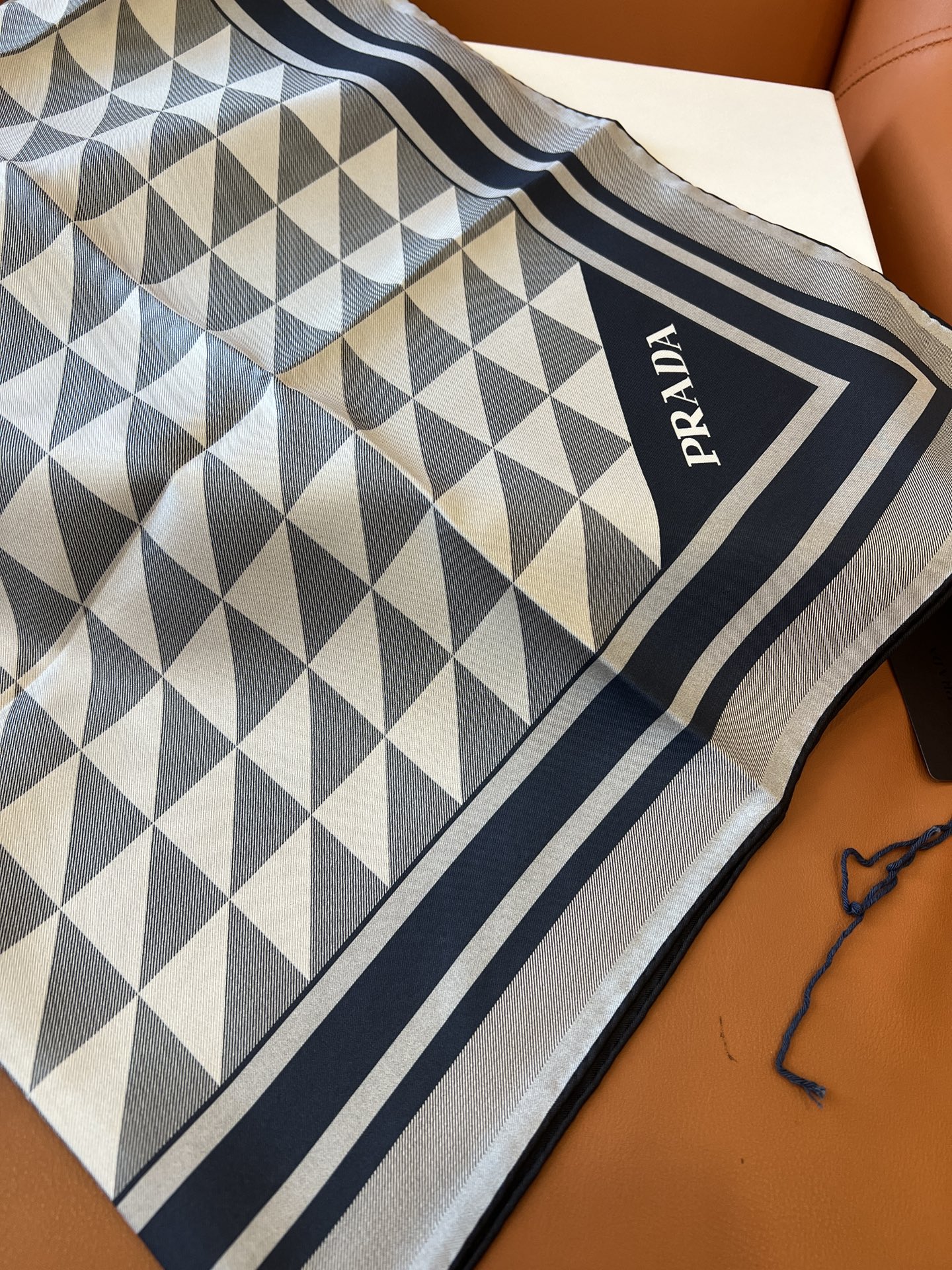 价格(不含包装)
Prada/普拉达女士真丝丝质围巾方巾 尺寸：90*90cm 100%桑蚕丝斜纹绸  