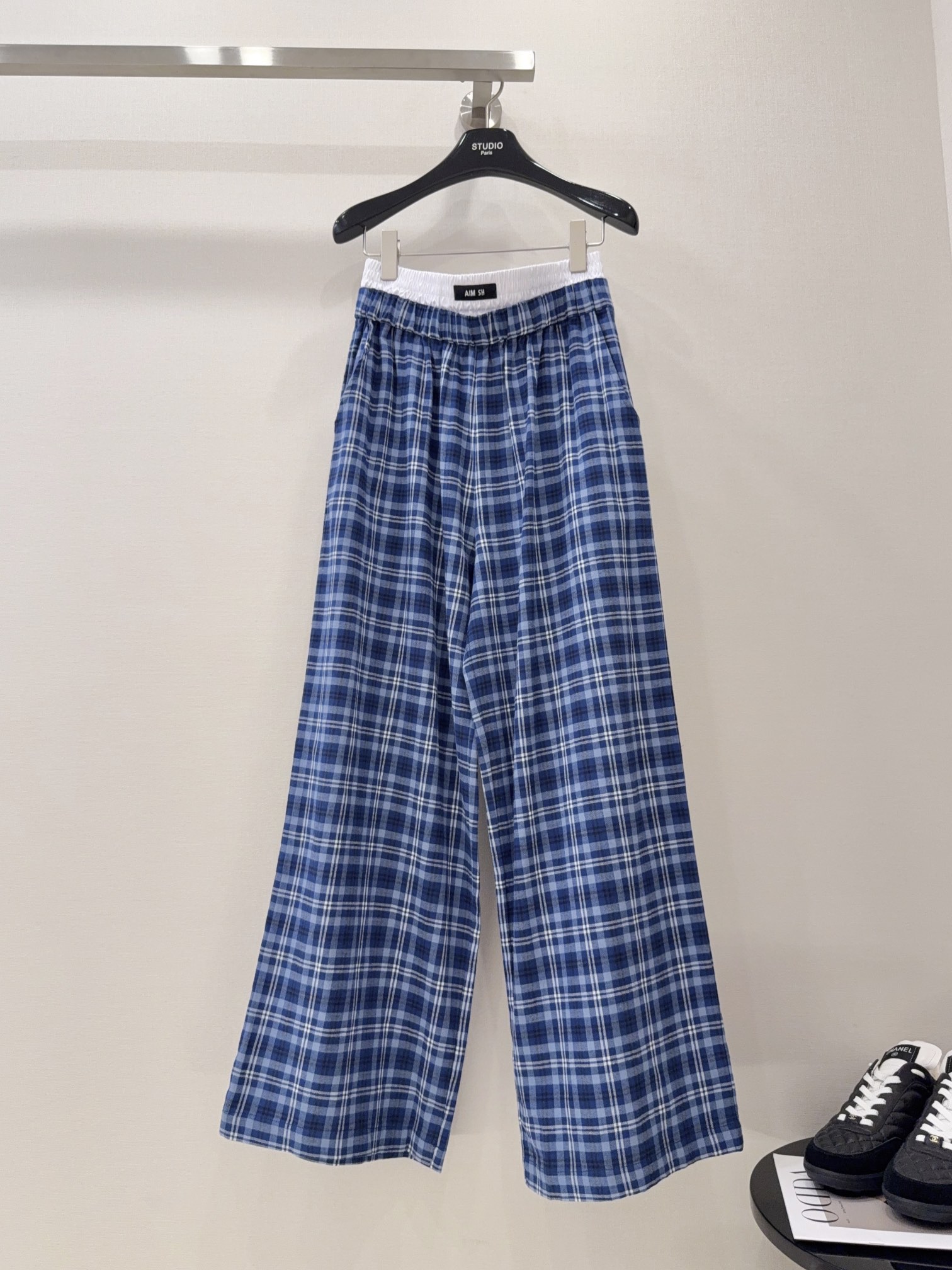 NO:444394,It’s a goddess when you wear it!  !  !  These pair of waist-competing blue grid wide-leg pants are so suitable for summer!  The vertically tailed air-like silhouette and the right margin design can easily hide various body defects, making it a magic pants!  !  Whether it is big and thick legs or muscle legs, they are all straight and straight!  Must collect it!  !  ,alexander wang19860909穿上就是女神！！！ 这条拼腰蓝格阔腿裤,太适合夏天了！ 立裁的空气感廓形,恰到好处的余量设计轻松隐匿各种身材缺陷,堪称神裤！！ 不管是大粗腿、还是肌肉腿,都修得笔直笔直的！ 一定要去收！！,,alexander wang,Women's clothing