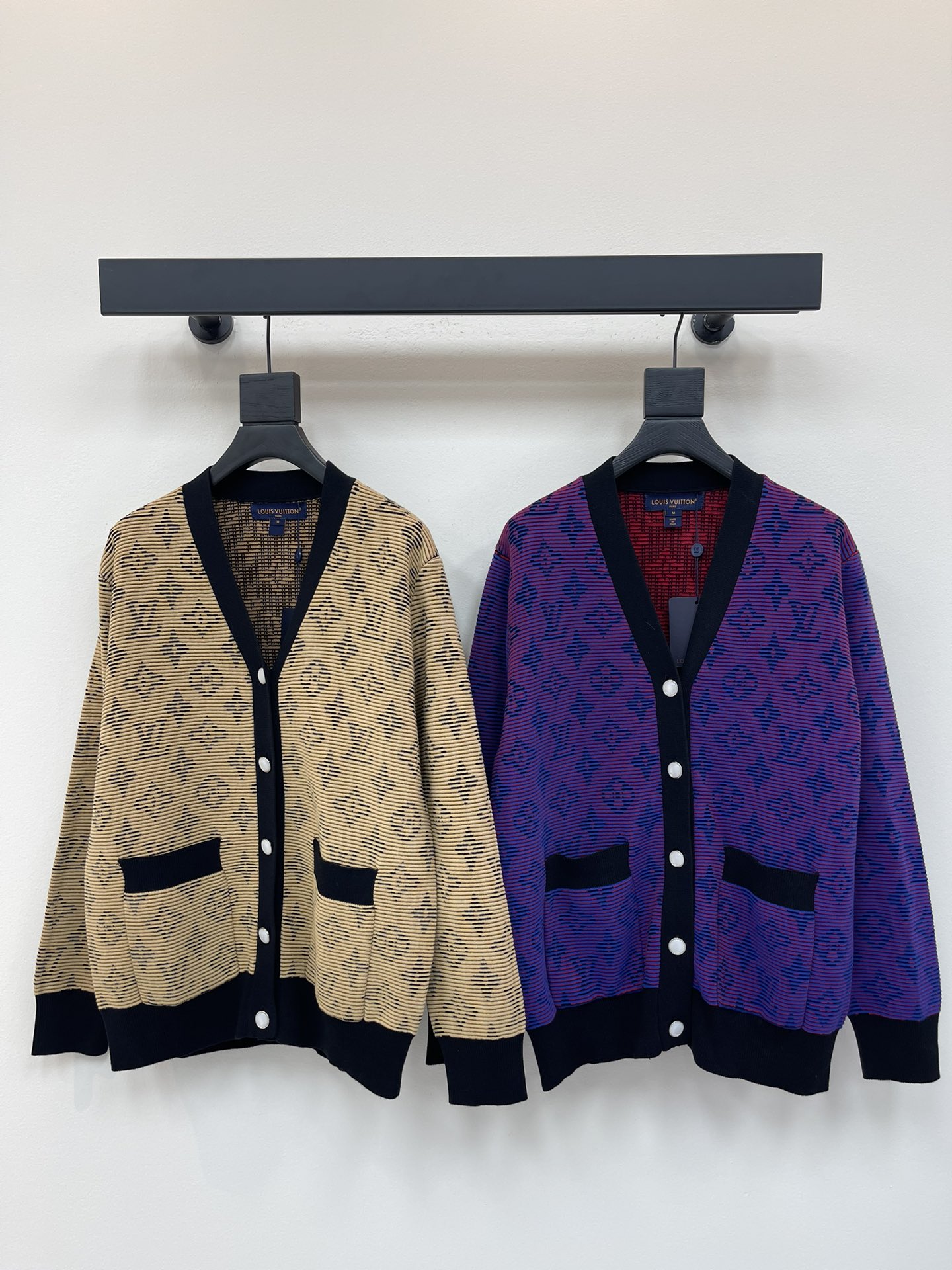 NO:440687,Louis Vuitto*25 new double pocket V-neck knitted long-sleeved cardigan!  Customized YB wool blended yarn weaving, super premium texture, Monogram pattern jacquard weaving process, contrasting striped jacquard four-leaf clover creation effect, black trim adds academy style!  SML, louis vuitton,alexander wang19860909Louis Vuitto*25新款双口袋Ｖ领针织长袖开衫！定制YB羊毛混纺纱线织造 质感超高级 采用Monogram图案提花梭织工艺 撞色条纹提花四叶草营造效果 黑色饰边增添学院风！SML,,louis vuitton,alexander wang,Women's clothing