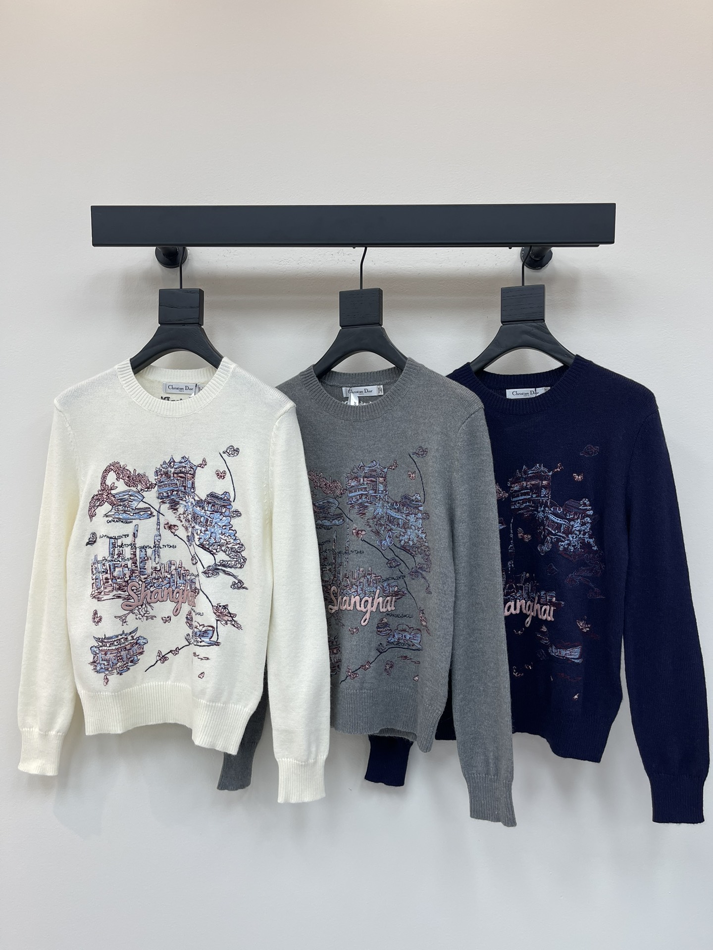 NO:440683,Dio*25 early autumn new urban limited series butterfly embroidered pullover long-sleeved knitted sweater!  Customized wool yarn weaving, high-quality texture, comfortable and soft, round neck long-sleeved sweater cut, regular elastic style, wide threaded edges on the neckline cuffs echo the hem of the clothes. The chest embroidery process outlines the street pattern of Shanghai city including the Oriental Pearl, and decorates with letters to demonstrate high-end positioning and fashionable tone, creating a fashionable atmosphere, and making the style more durable!  SML, dior, sweaters, alexander wang19860909Dio*25早秋新款城市限定系列蝴蝶刺绣套头长袖针织毛衣！定制羊毛纱线织造 质感高级 舒适柔软 圆领长袖毛衣剪裁 常规弹力版型 领口袖口宽螺纹包边与衣摆相呼应 胸前刺绣工艺 勾勒出东方明珠在内的上海城市街景图案 配合字母装点 彰显高级定位和时尚调性 打造时髦氛围感 让风格更耐！SML,,dior,sweaters,alexander wang,Women's clothing