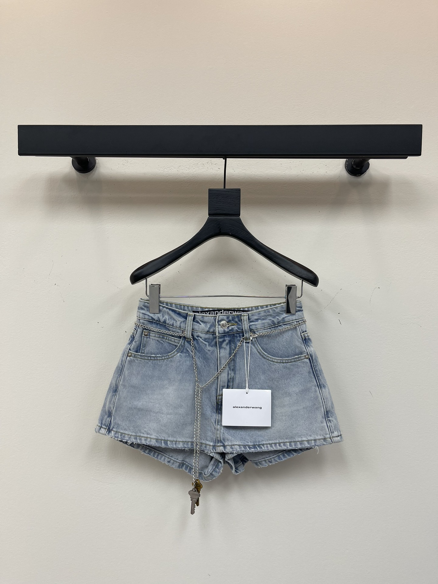 NO:440670,*Dawang 25 new key chain jeans skirt This jeans are paired with tops of different styles. The taste of each outfit is different. There are many small design ideas that add unique personality and tone to match with casual tops. They are youthful and energetic. They match with cool jackets and instantly become fashion experts~SML,,alexander wang, skirts,jeans,jackets & coats,alexander wang19860909*大王25新款钥匙链条牛仔裤裙 这款牛仔裤就是 搭配不同风格的上衣 每次穿搭的味道都是不一样的 有很多设计的小巧思 增加了版型独特的个性与调性 搭配休闲上衣 是青春活力的 搭配酷帅的外套 又瞬间变身时尚达人～SML,,alexander wang,skirts,jeans,jackets & coats,alexander wang,Women's clothing