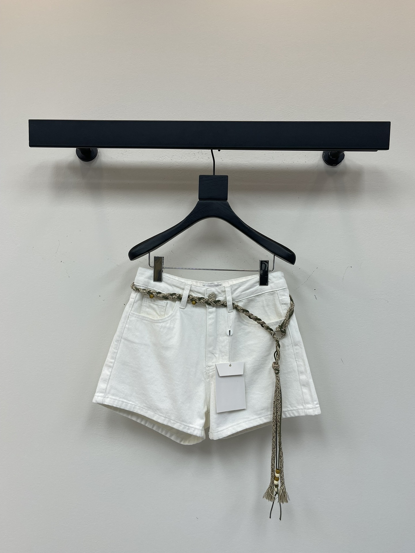 NO:440665,Chane*25 new waist rope beaded white shorts. A very vacation style shorts. The waist rope is handmade. Straight fitted with a back pocket embroidered letter design. The brand tone is very suitable for matching with a small vest~ It feels refreshing and hot in summer. SML, chanel, shorts, alexander wang19860909Chane*25新款腰绳串珠白色短裤 很有度假风的一款短裤 腰绳都是手工定制的哦 版型直筒 后袋刺绣字母设计 彰显品牌调调 白色色系很适合搭配小背心~ 夏天穿很清爽辣妹的感觉 SML,,chanel,shorts,alexander wang,Women's clothing