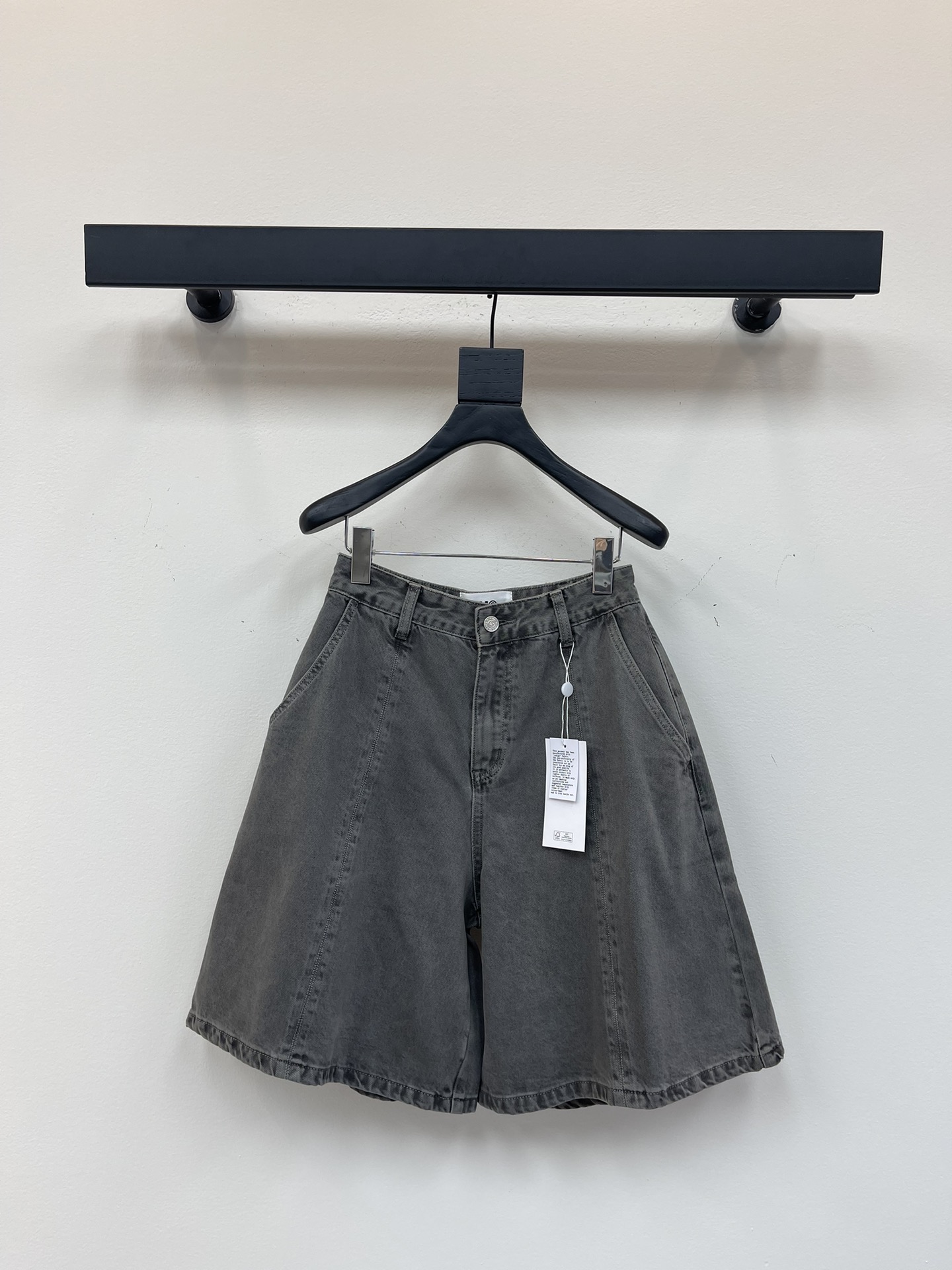 NO:440675,MM6*25 classic smoke-gray wide-leg five-point jeans. In summer, you must arrange a pair of mid-pants. They are very casual and can be controlled. They can cover the flesh and make you look slim. It is effortless to make people fashionable. Whether you wear a loose T or a slim T, it is super casual and retro. SML,,masion margiela,jeans,alexander wang19860909MM6*25经典烟灰色阔腿五分牛仔裤 夏天必须得安排一条中裤,休闲范儿十足,大多数都能驾驭,遮肉显瘦 毫不费力让人时髦起来的单品 不管搭宽松T还是修身T都超 随性又复古 SML,,masion margiela,jeans,alexander wang,Women's clothing