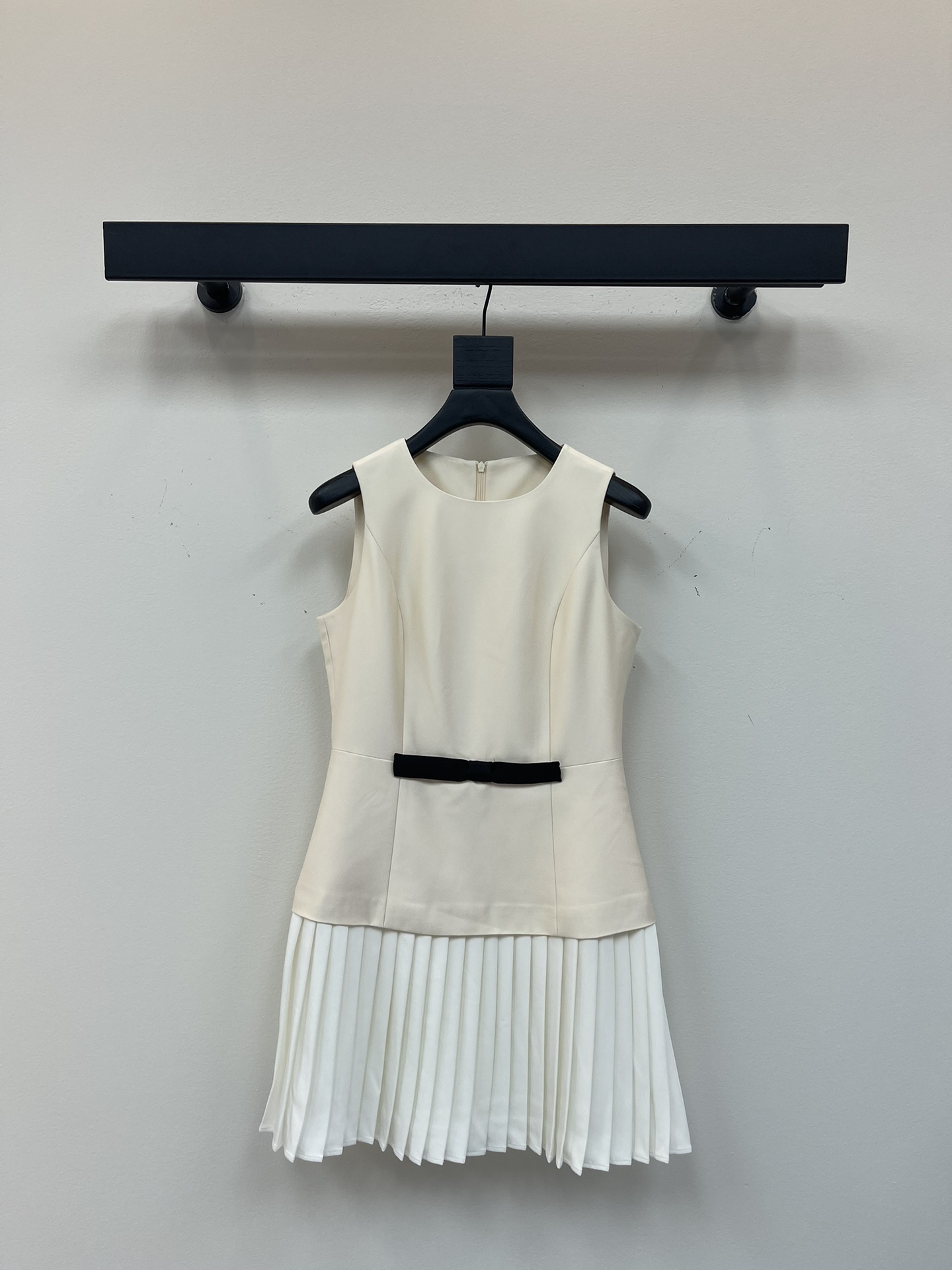 NO:440697,*25 new dress with sleeveless round neck style slim fit, waist-closing cut, the upper body immediately outlines the slim waist curve, three-dimensional feeling is super strong Hepburn style classic style makes you look slim and not picky, the hem is pleated and spliced ​​to cover the flesh and make you look slim and inclusive, with bow decoration at the waist full of high-end feeling, white and rich beauty must have SML, skirts, alexander wang19860909*25新款连衣裙无袖圆领版型修身合体,收腰剪裁 上身立马勾勒出纤细腰部曲线 立体感超强赫本风经典款显瘦不挑人下摆百褶拼接遮肉显瘦包容性非常好,腰间蝴蝶结装饰 满的高级感 白富美必备SML,,skirts,alexander wang,Women's clothing