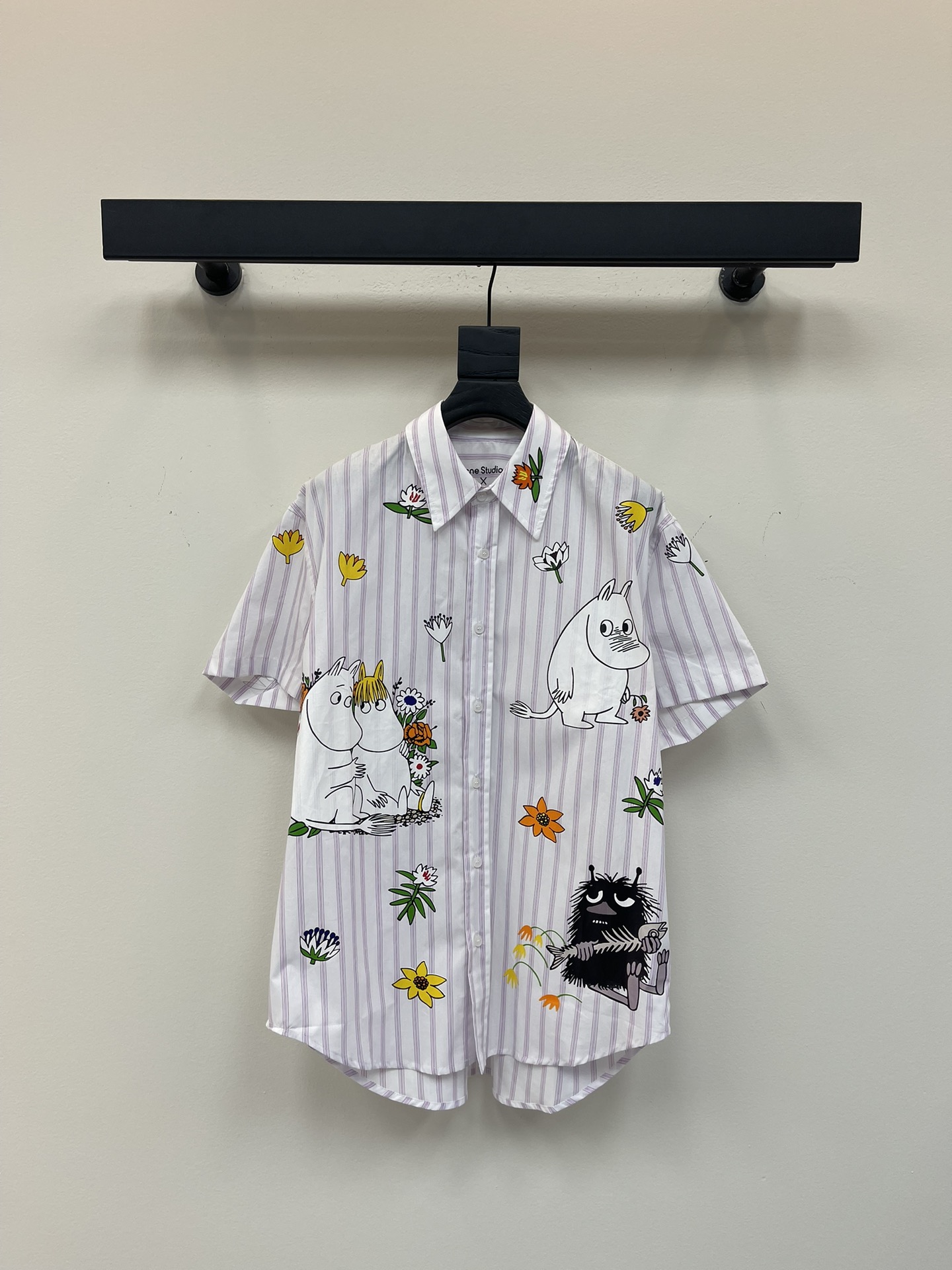 NO:440709,Acn*25 new cartoon printed short-sleeved striped shirt, full of childlike fun, exquisite lapel design, must-have for temperament goddesses, customized three-dimensional printed decoration, full of high-end feeling, classic tailoring, loose fit, lengthening body proportions, strength to cover flesh and make you look slimming!  Eternal classics are absolutely not to be missed. It is fashionable in capital with any style. It is extremely practical and has a perfect fit. It has a perfect score for comfort. SML,,shirts,T-shirt,alexander wang19860909Acn*25新款卡通印花短袖条纹衬衫 充满童趣的爆单款 精致翻领设计 气质女神必入 订制立体印花装饰 满满的高级感 经典剪裁 宽松版型拉长身材比例 实力遮肉显瘦！永恒经典是绝对不可错过的 搭配任何风格都是大写的时髦 实穿度极高 舒适度满分 SML,,shirts,T-shirt,alexander wang,Women's clothing