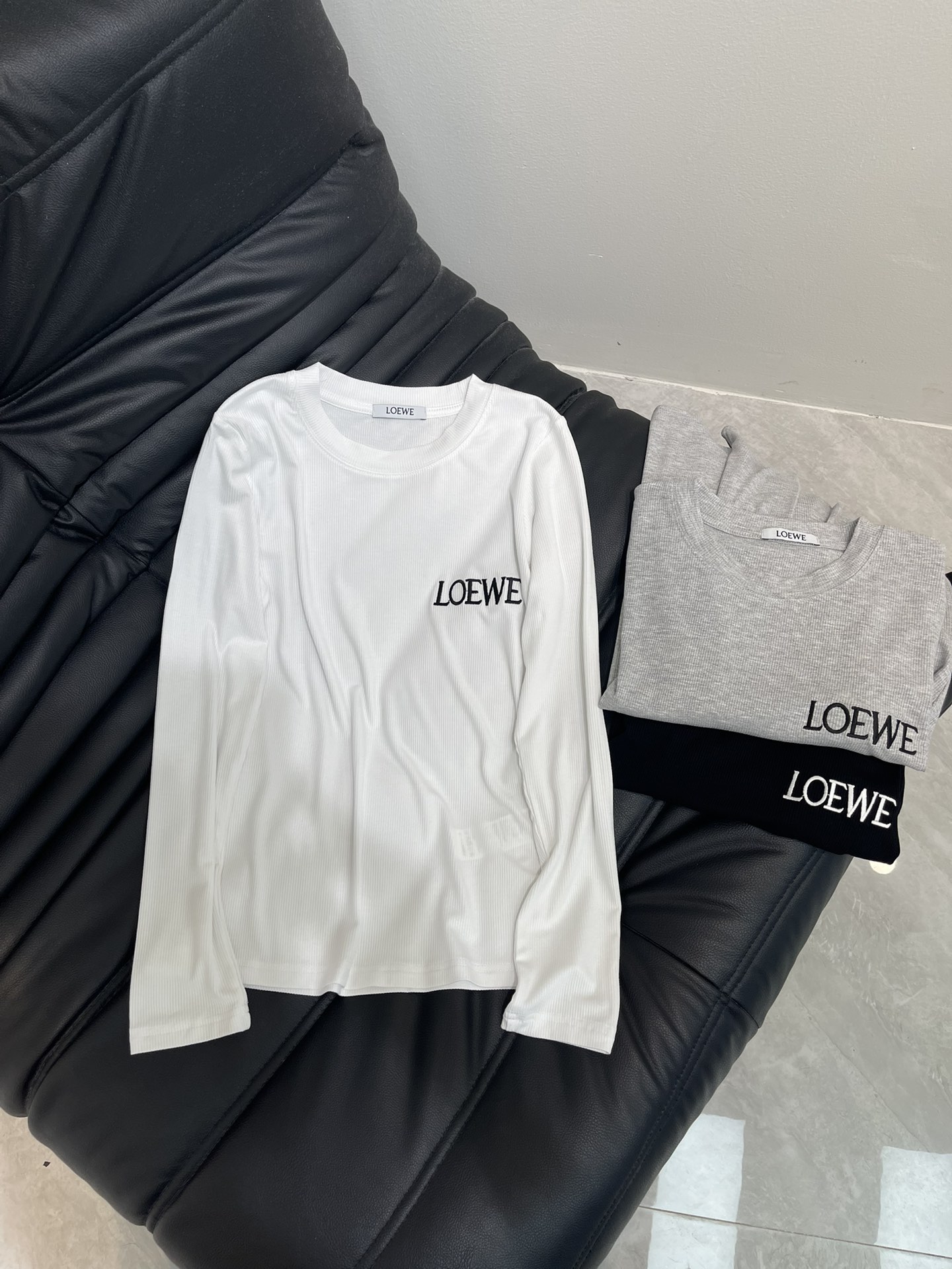 NO:440639,Loew*25 new high-elastic long-sleeved base shirt for autumn and winter. It is an indispensable item for autumn and winter wardrobe. It looks very good whether worn alone or in the inner layer. It shows off your figure. Customized threaded cotton fabric. The fabric comes with elasticity and good resilience. The upper body is soft and comfortable. Embroidered letter design. The overall wiring is flat and delicate. Versatile style. SML,,loewe,alexander wang.19860909Loew*25秋冬新款重工刺绣字母高弹力长袖打底衫 秋冬衣柜不可缺少的单品 无论单穿还是内搭都很好看 很显身材 定制螺纹棉面料 面料自带弹力 回弹力好 上身柔软舒适 刺绣字母设计 整体走线平整细腻 百搭款 SML,,loewe,alexander wang,Women's clothing