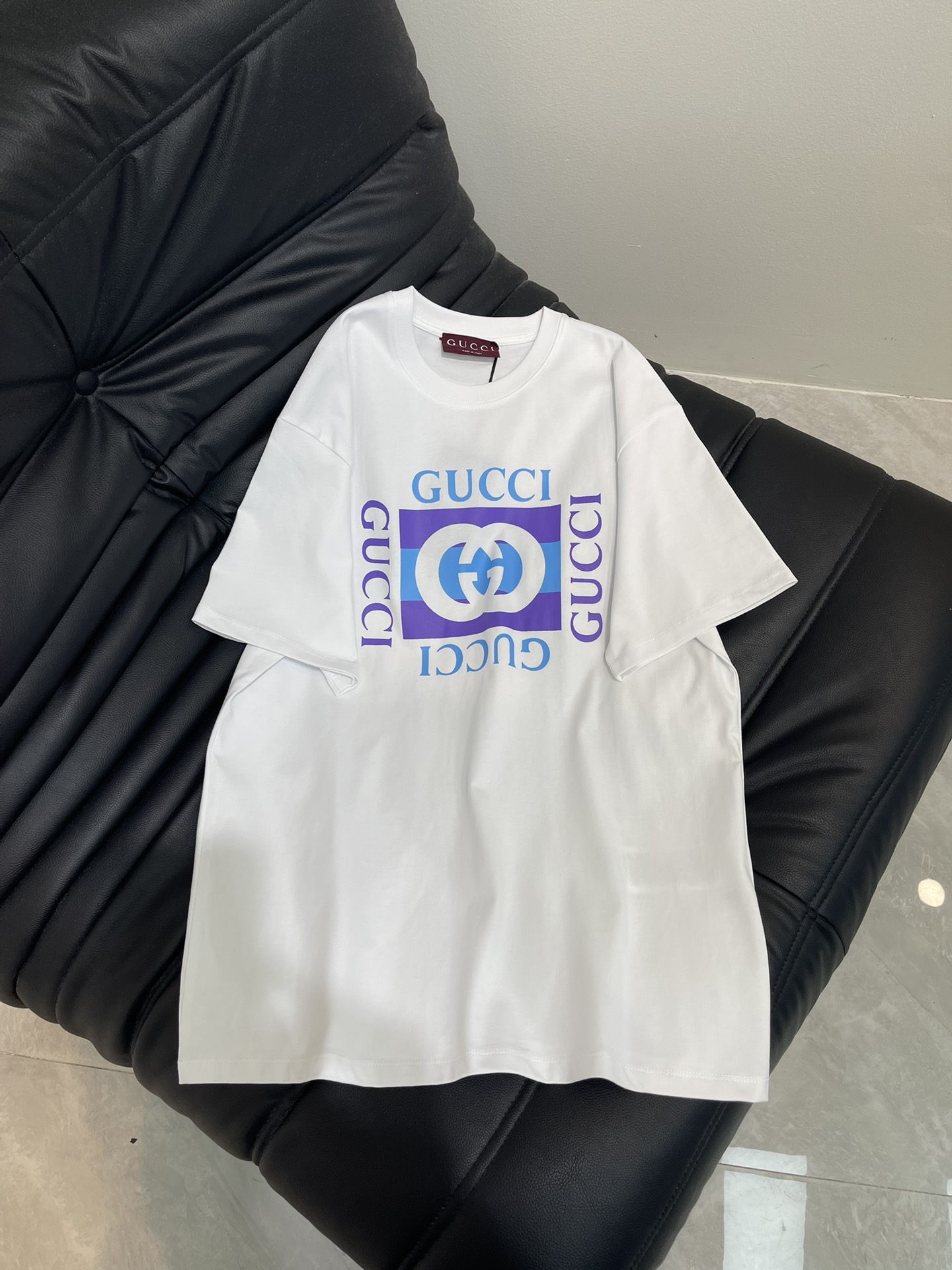 NO:440677,Gucc*25 spring and summer new printed round neck short-sleeved T-shirt custom YB native cotton material breathable and comfortable, full texture Loose short-sleeved T-shirt cut highlights the brand style Made of gram-weight pure cotton, full of drape, presents a slim visual effect YB development The whole garment restores a refreshing multi-layer blue-purple color scheme The chest uses printing technology and contrasting colors to outline the three-dimensional brand letter logo pattern. The all-round variant fonts enhance the brand identity. Fashion and high-end feel immediately create a personal style. Fashionable and relaxed. The inner wear is brilliant and fashionable. SML, gucci, T-shirt,tees, t-shirt,alexander wang19860909Gucc*25春夏新款印花圆领短袖T恤 定制YB原生全棉材质 透气舒适 质感十足 宽松短袖T恤裁剪 凸显品牌格调 采用克重纯棉制成 垂坠感十足 呈现显瘦视觉效果 YB开发 整件成衣还原出清爽多层次蓝紫色配色 胸前利用印花工艺和撞色勾勒出立体风格的品牌字母徽标图案 全方位围绕的变体字型加强品牌标识度 时尚高级感立现 打造个性风格 时髦松弛 单穿内搭都出彩时髦 SML,,gucci,T-shirt,tees，t-shirt,alexander wang,Women's clothing