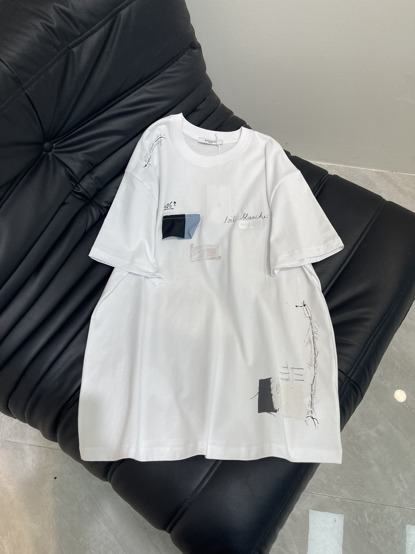 NO:440632,Givench*25 new tome-view pattern short-sleeved T-shirt, with a simple appearance that hides unique ideas, blends art and trends, low-key and yet stylish, showing French luxury taste. Select high-quality fabrics, skin-friendly and breathable, and comfortable and comfortable on the upper body. Whether it is paired with casual shorts to show summer refreshing or jeans to create a casual street style, you can easily become popular!  The same style for men and women!  S-XL, given, shorts, jeans, T-shirt, tees, t-shirt, alexander wang19860909Givench*25新款错视效果图案短袖T恤,简约外观下藏着独特思巧,融合艺术与潮流,低调又不失格调,彰显法式奢华品味.甄选优质面料,亲肤透气,上身舒适自在.不管是搭配休闲短裤展现夏日清爽,还是配上牛仔裤打造随性街头风,都能轻松出圈！男女同款！S-XL,,givenchy,shorts,jeans,T-shirt,tees，t-shirt,alexander wang,Women's clothing