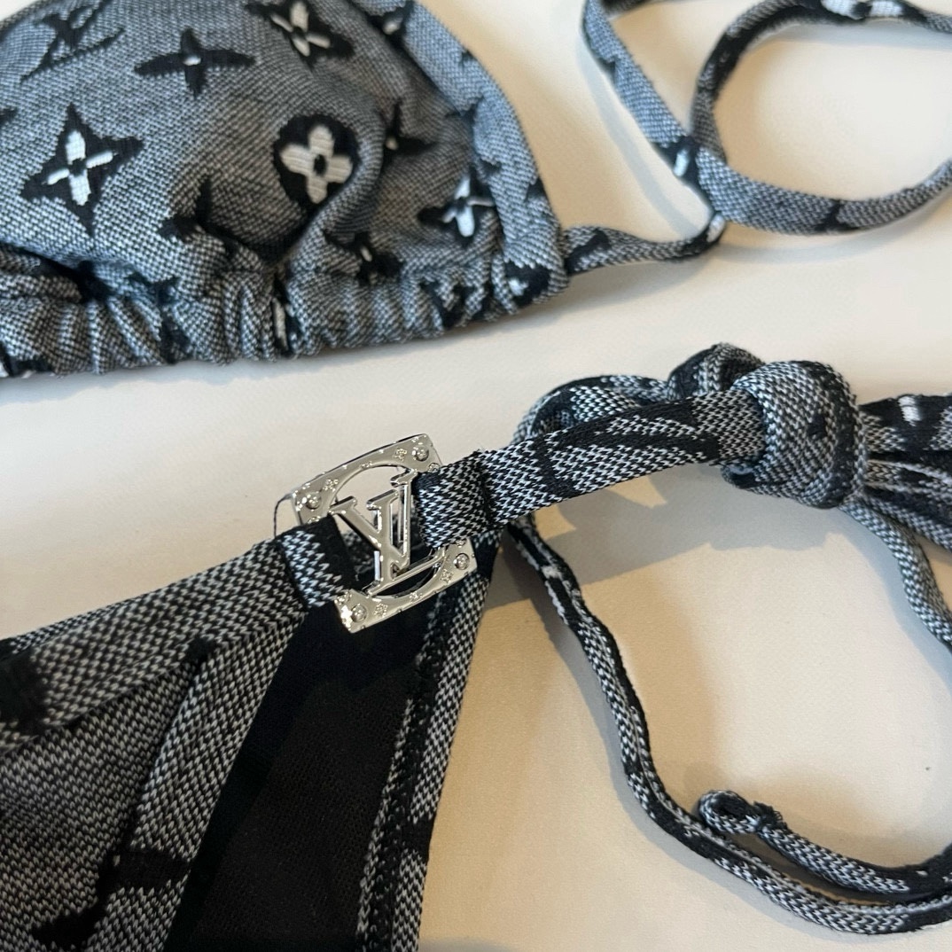。
LV比基尼👙❤️😍🥰适合多种场景的游泳衣🏊‍♀️海边 游泳池 温泉 水上乐园 漂流都可以😌内搭外穿也