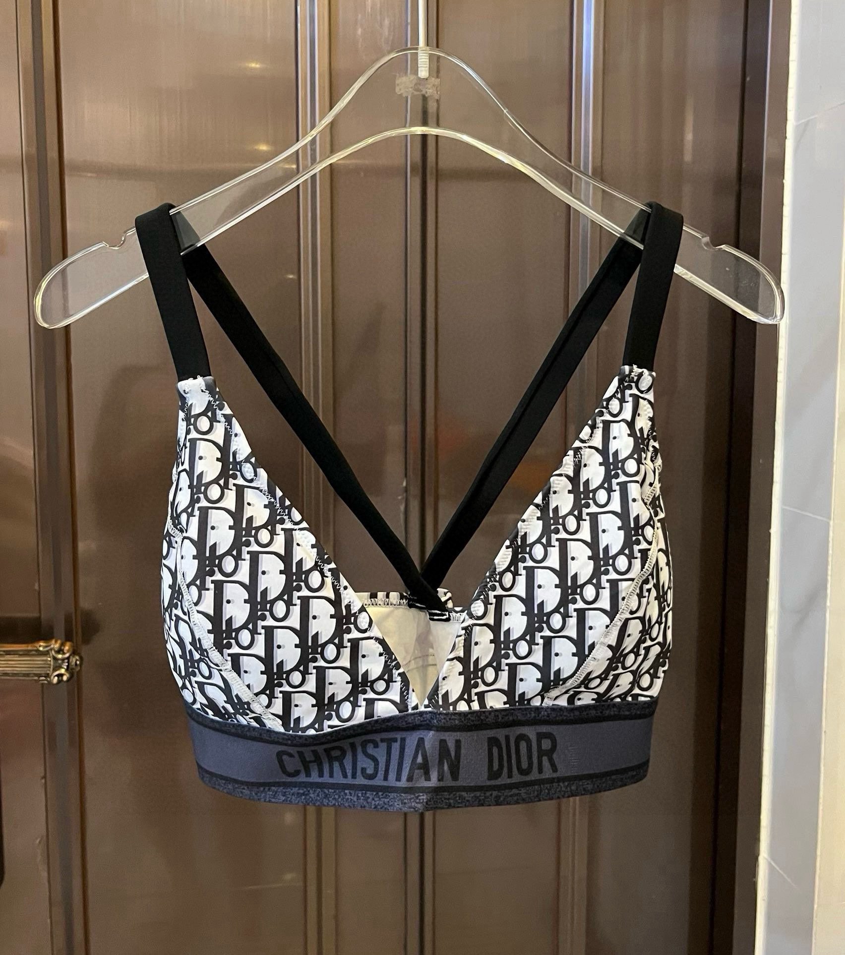 。
Dior 迪奥新款分体泳衣😍🥰适合多种场景的游泳衣🏊‍♀️海边 游泳池 温泉 水上乐园 漂流都可以😌