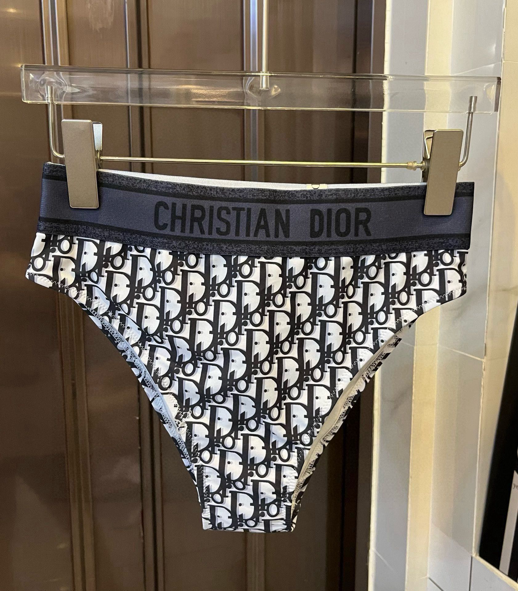 。
Dior 迪奥新款分体泳衣😍🥰适合多种场景的游泳衣🏊‍♀️海边 游泳池 温泉 水上乐园 漂流都可以😌