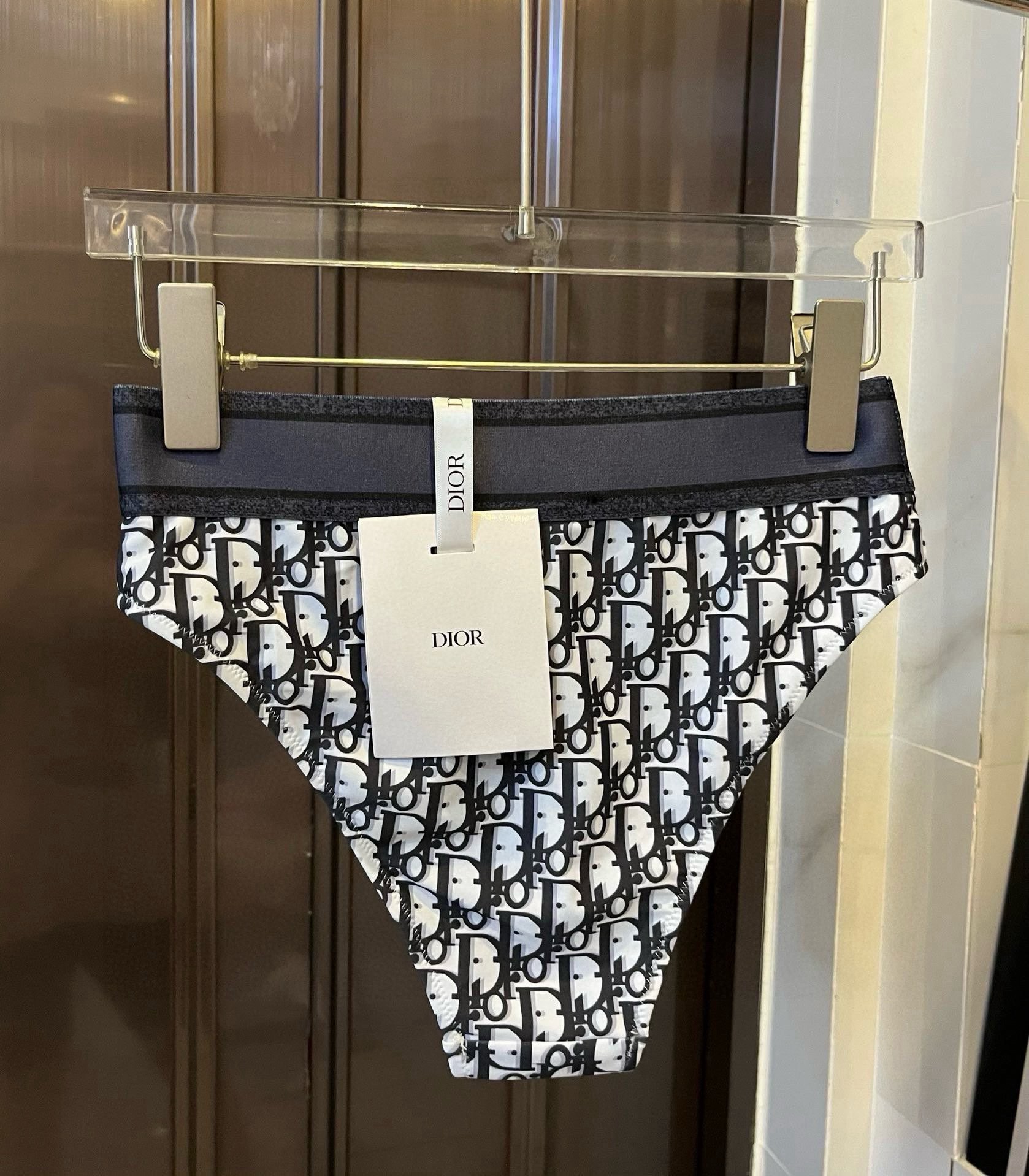 。
Dior 迪奥新款分体泳衣😍🥰适合多种场景的游泳衣🏊‍♀️海边 游泳池 温泉 水上乐园 漂流都可以😌