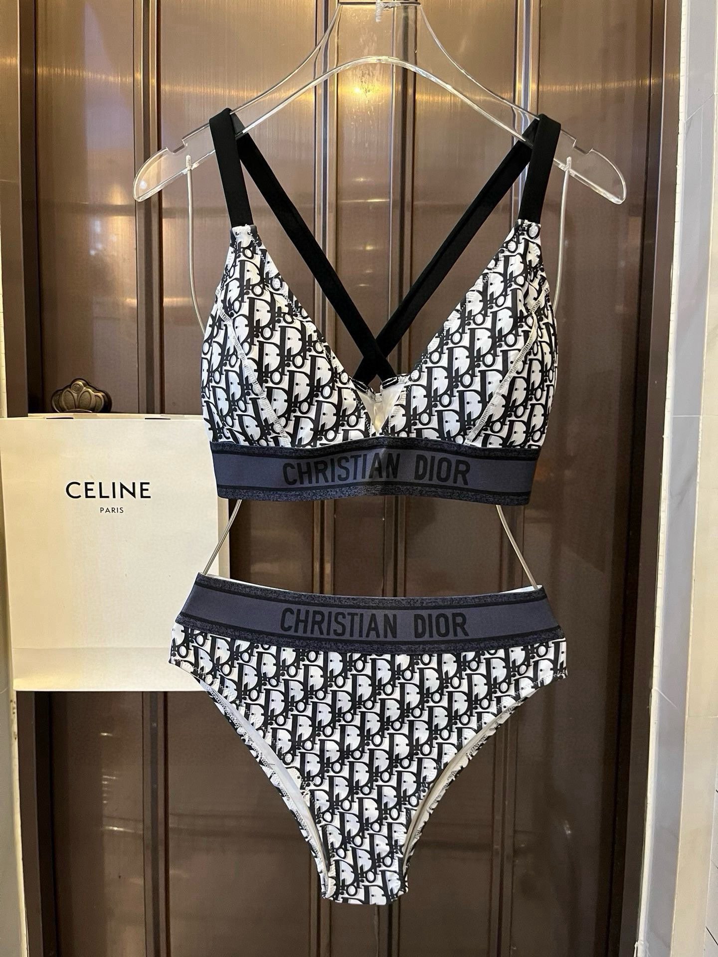 。
Dior 迪奥新款分体泳衣😍🥰适合多种场景的游泳衣🏊‍♀️海边 游泳池 温泉 水上乐园 漂流都可以😌