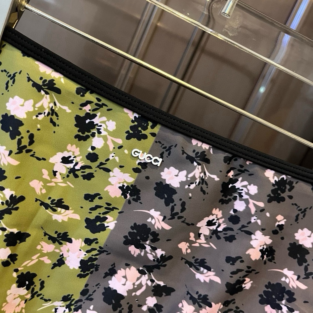 🆕
Gucci古奇比基尼👙 吊带背心+三角裤 上身超级棒！同步各大专柜发售，自然而然呈现时尚感！十分减