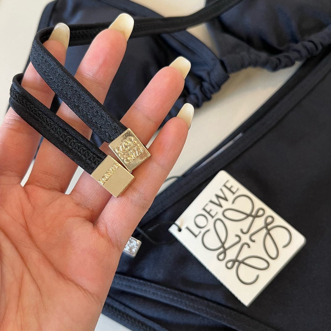 。
罗意威LOEWE新款比基尼泳衣👙❤️😍🥰适合多种场景的游泳衣🏊‍♀️海边 游泳池 温泉 水上乐园 漂