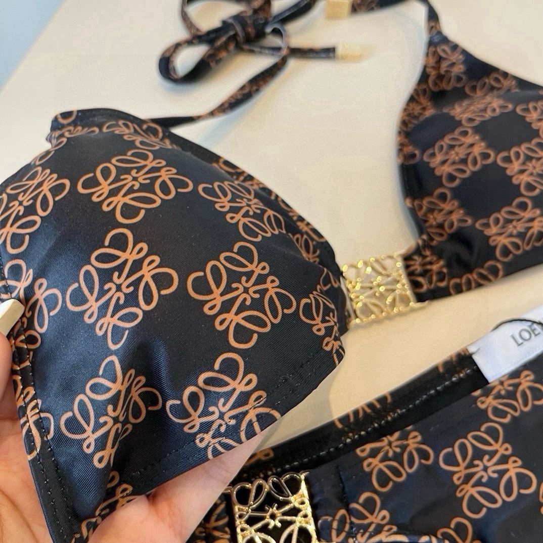 🆕
LOEWE罗意威 新款比基尼😍🥰适合多种场景的游泳衣🏊‍♀️海边 游泳池 温泉 水上乐园 漂流都可