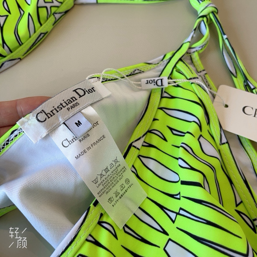 。
Dior迪奥 新款比基尼泳衣👙❤️😍🥰适合多种场景的游泳衣🏊‍♀️海边 游泳池 温泉 水上乐园 漂流