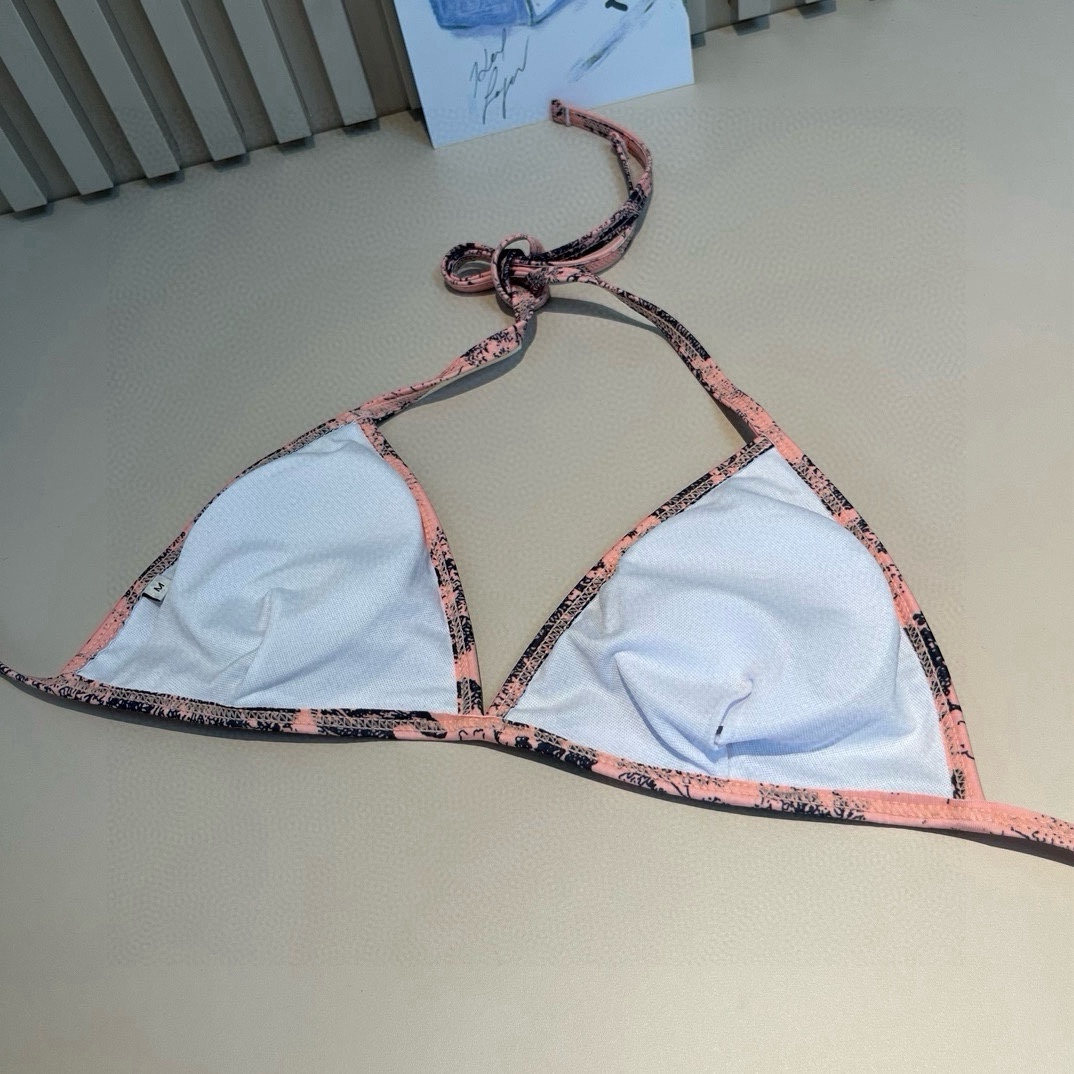  🆕 三件套
Dior迪奥 经典比基尼👙❤️😍🥰适合多种场景的游泳衣🏊‍♀️海边 游泳池 温泉 水上乐园