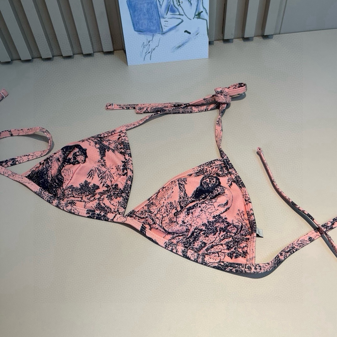  🆕 三件套
Dior迪奥 经典比基尼👙❤️😍🥰适合多种场景的游泳衣🏊‍♀️海边 游泳池 温泉 水上乐园