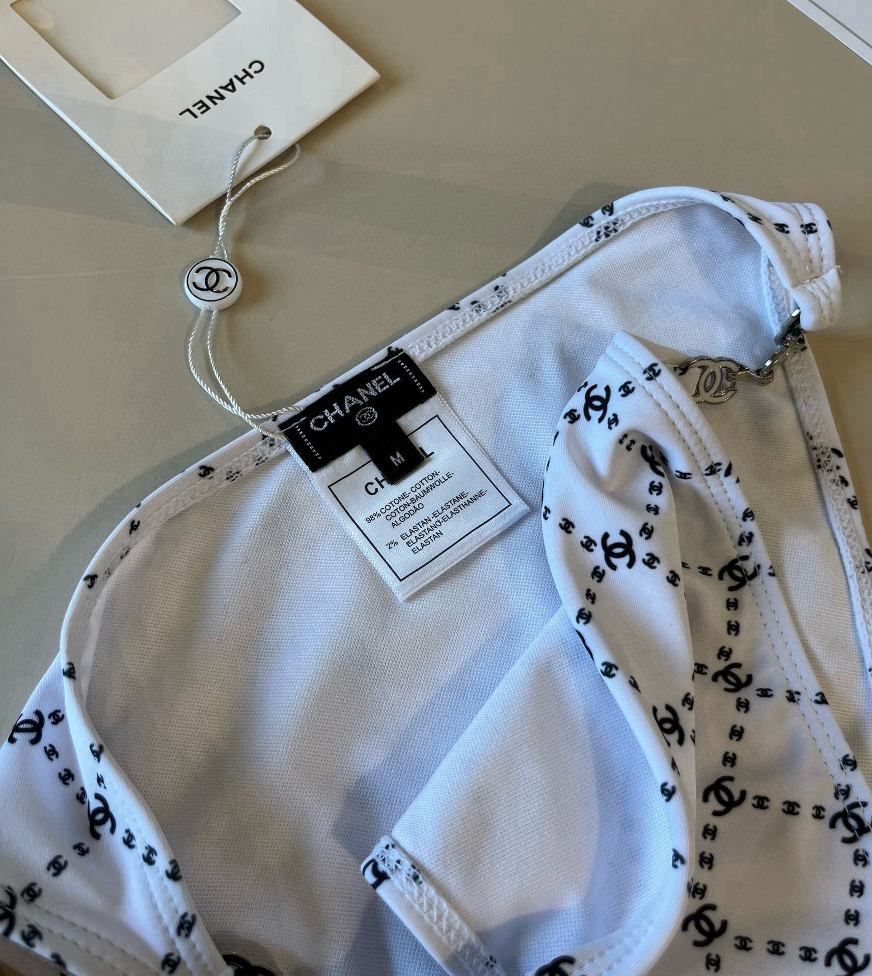  🆕
Chanel比基尼泳衣  😍🥰适合多种场景的游泳衣🏊‍♀️海边 游泳池 温泉 水上乐园 漂流都可以