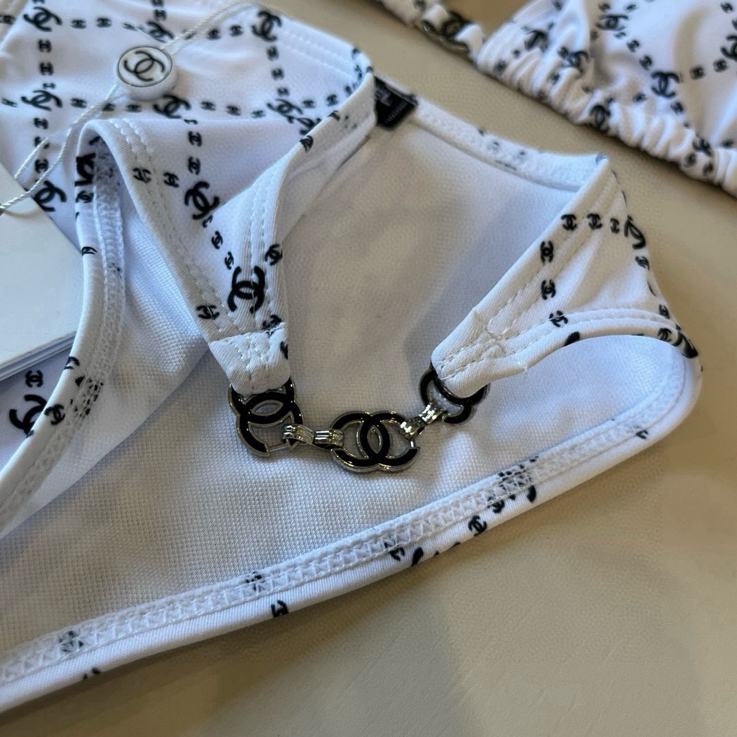  🆕
Chanel比基尼泳衣  😍🥰适合多种场景的游泳衣🏊‍♀️海边 游泳池 温泉 水上乐园 漂流都可以