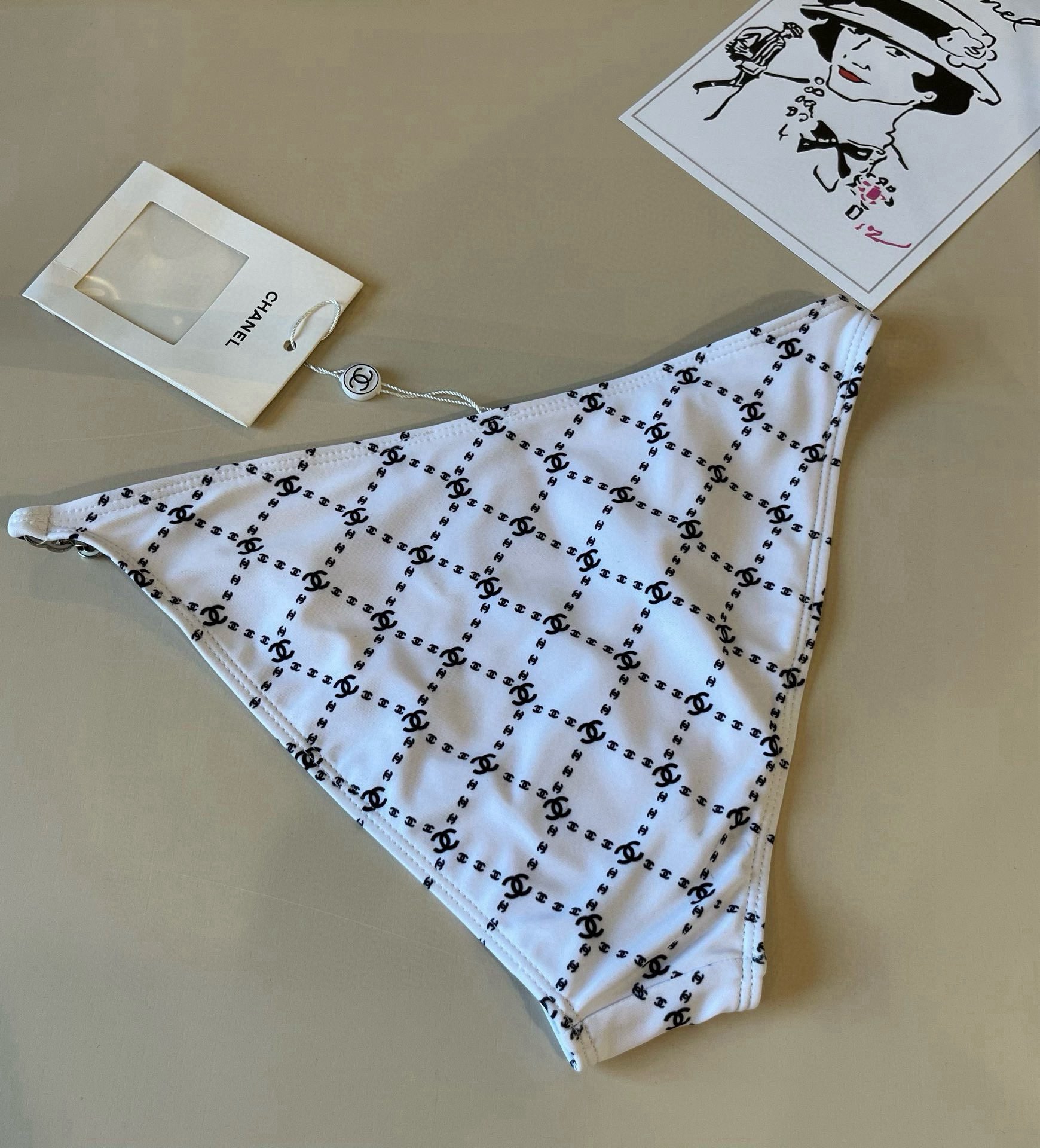  🆕
Chanel比基尼泳衣  😍🥰适合多种场景的游泳衣🏊‍♀️海边 游泳池 温泉 水上乐园 漂流都可以