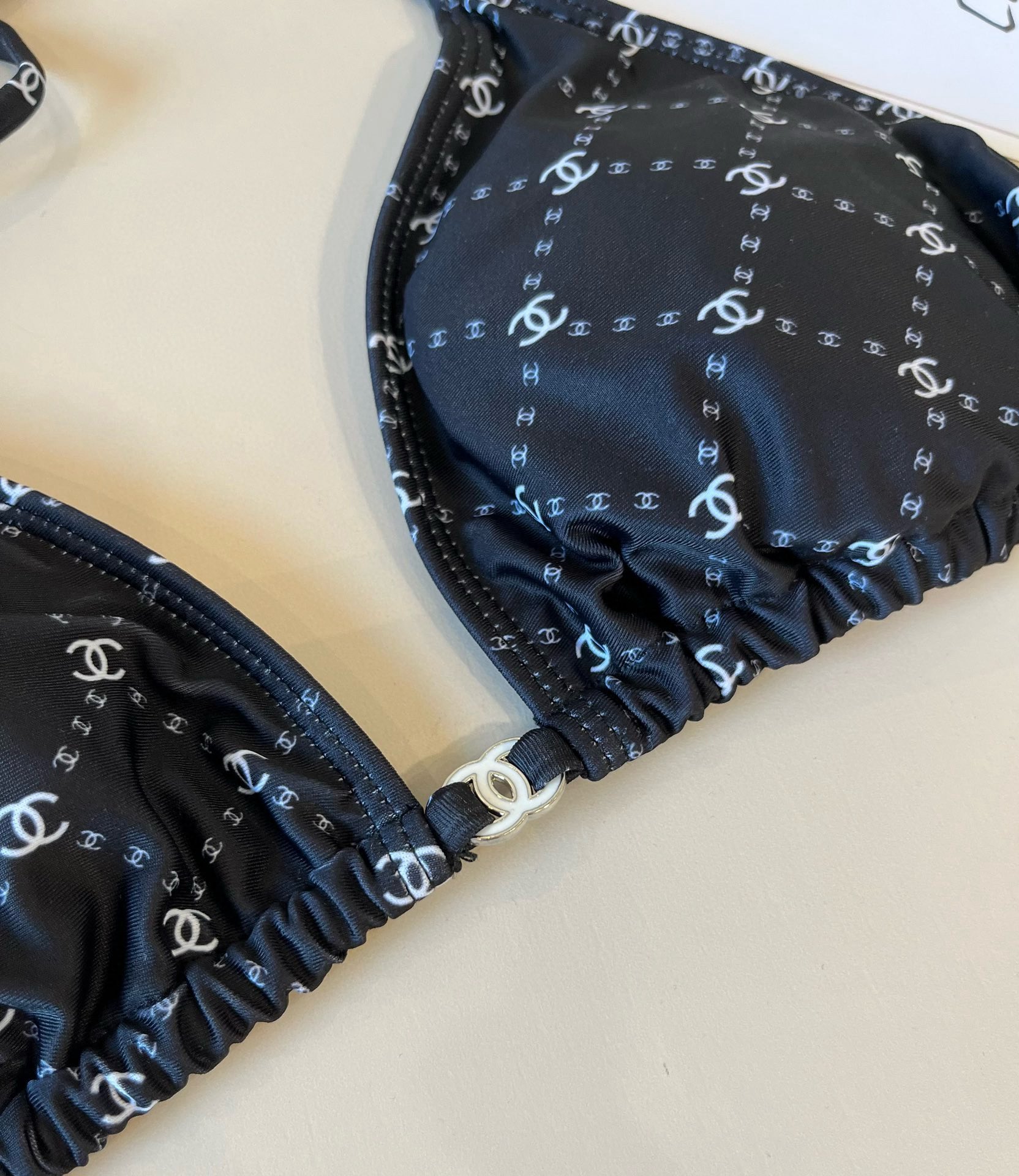  🆕
Chanel比基尼泳衣  😍🥰适合多种场景的游泳衣🏊‍♀️海边 游泳池 温泉 水上乐园 漂流都可以