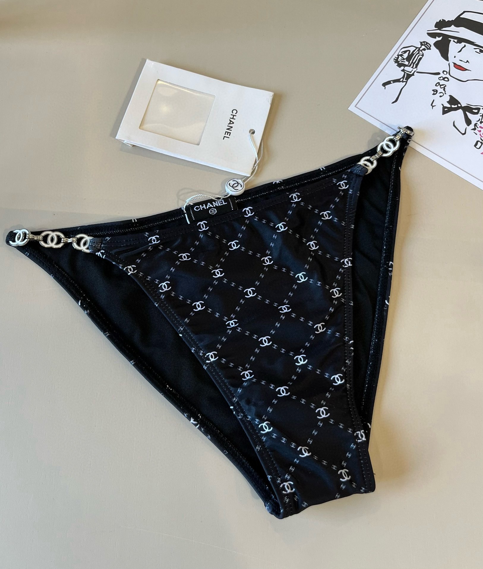 🆕
Chanel比基尼泳衣  😍🥰适合多种场景的游泳衣🏊‍♀️海边 游泳池 温泉 水上乐园 漂流都可以