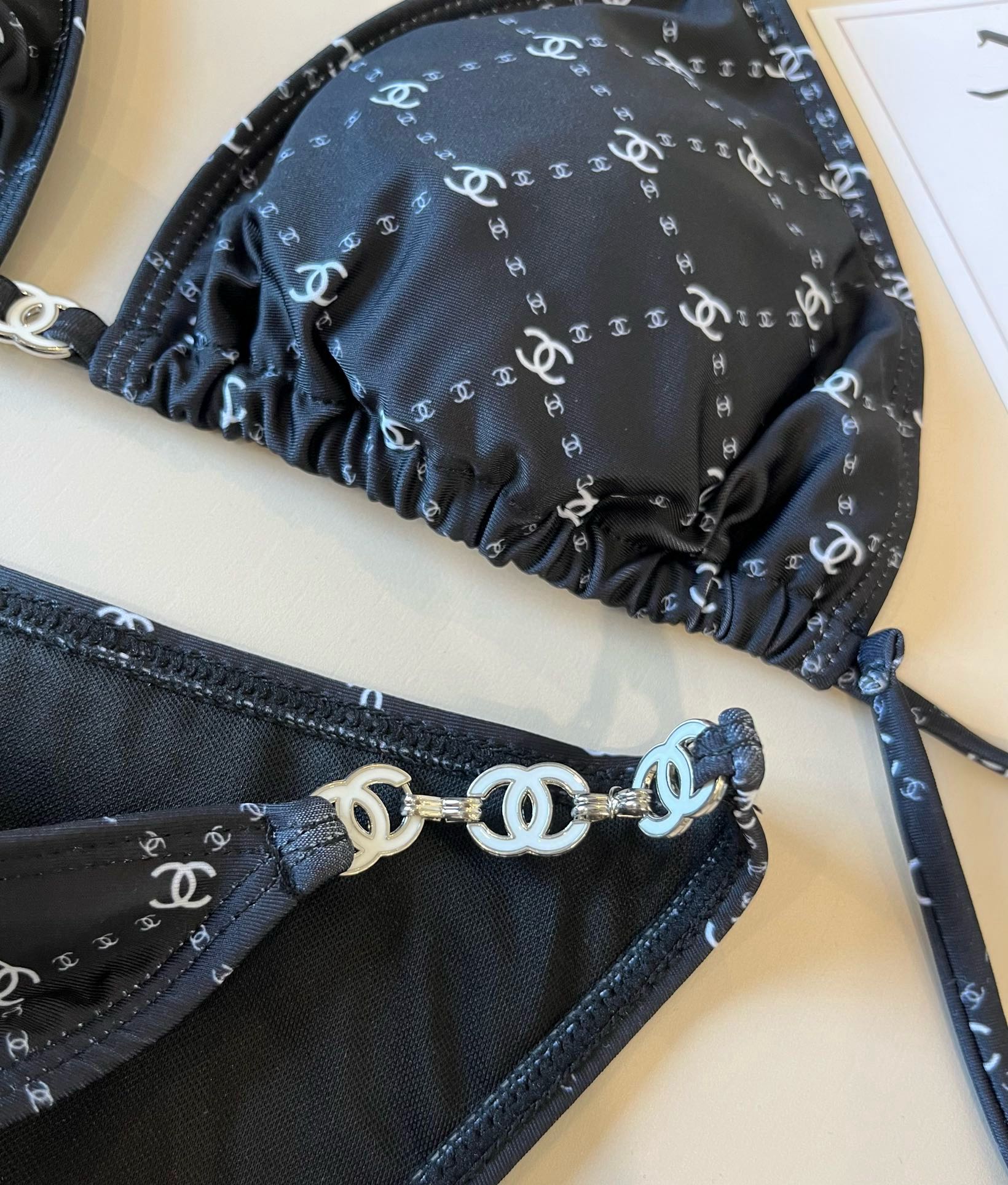  🆕
Chanel比基尼泳衣  😍🥰适合多种场景的游泳衣🏊‍♀️海边 游泳池 温泉 水上乐园 漂流都可以
