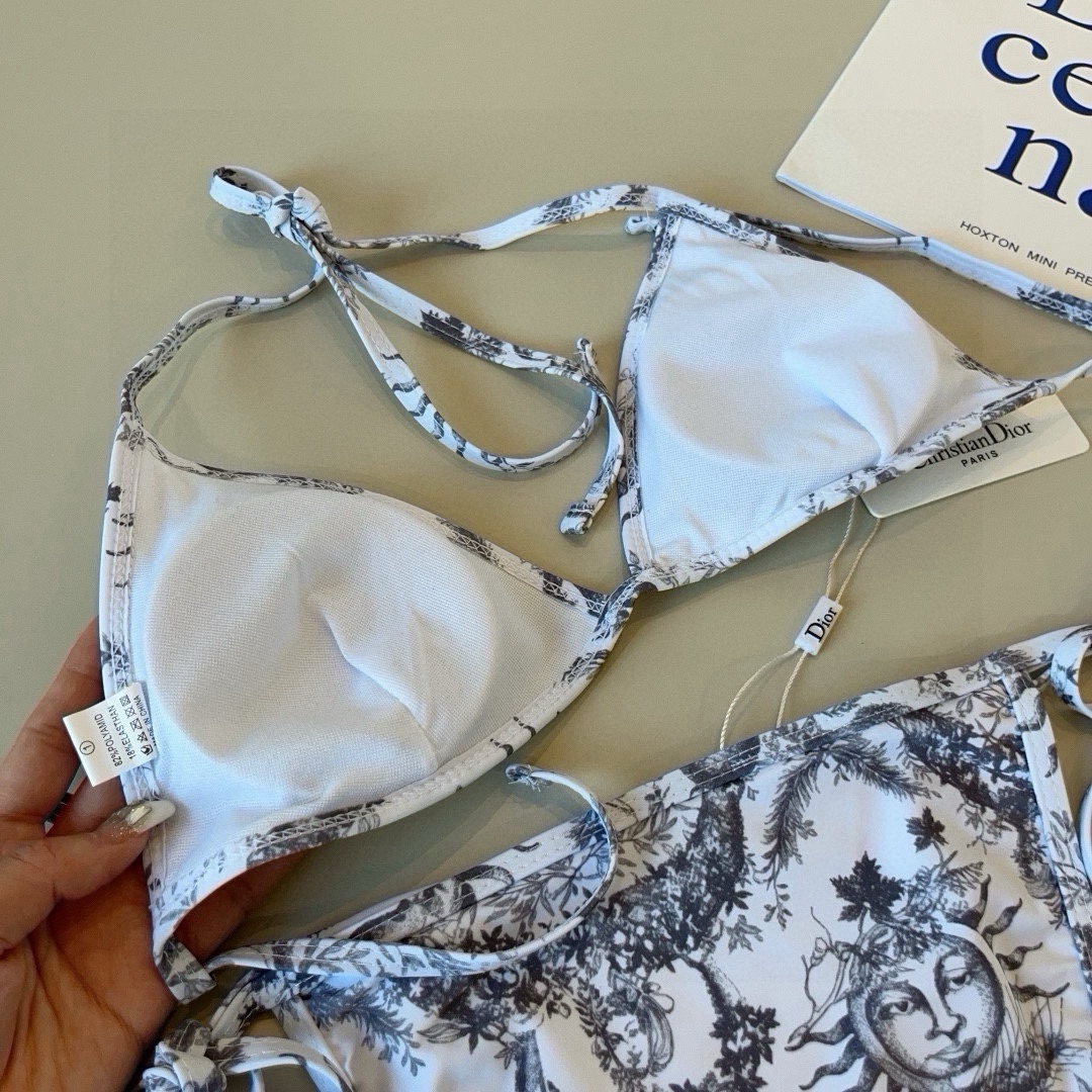 。
Dior迪奥 新款比基尼泳衣👙❤️😍🥰适合多种场景的游泳衣🏊‍♀️海边 游泳池 温泉 水上乐园 漂流