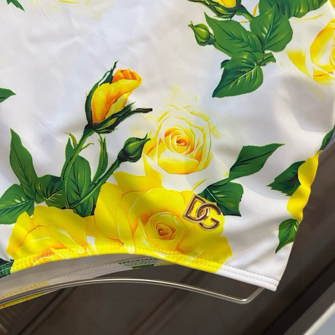  🆕

DG新款高弹力健身瑜伽服运动套装~塑腰小背心（带胸垫）+修身提臀显瘦打底裤脚          