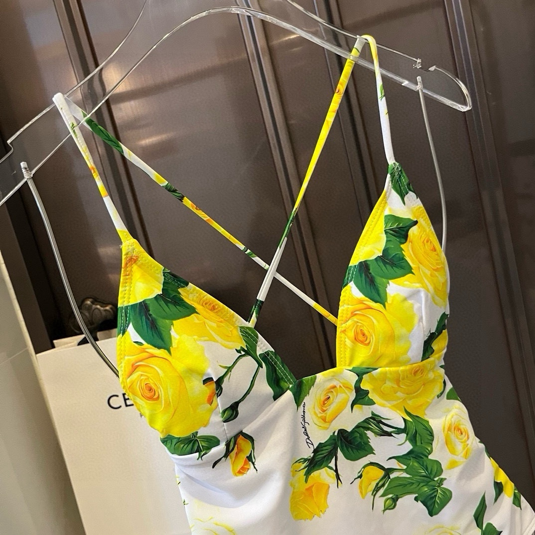  🆕

DG新款高弹力健身瑜伽服运动套装~塑腰小背心（带胸垫）+修身提臀显瘦打底裤脚          