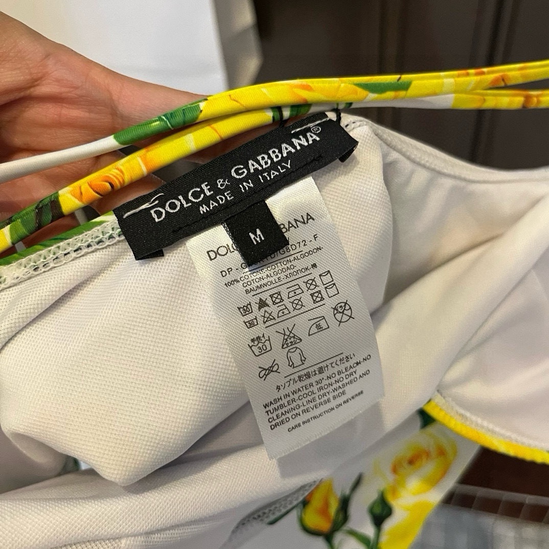  🆕

DG新款高弹力健身瑜伽服运动套装~塑腰小背心（带胸垫）+修身提臀显瘦打底裤脚          