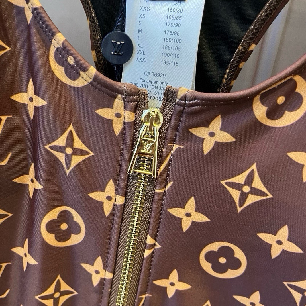 。
Lv路易威登新款连体泳衣  😍🥰适合多种场景的游泳衣🏊‍♀️海边 游泳池 温泉 水上乐园 漂流都可以