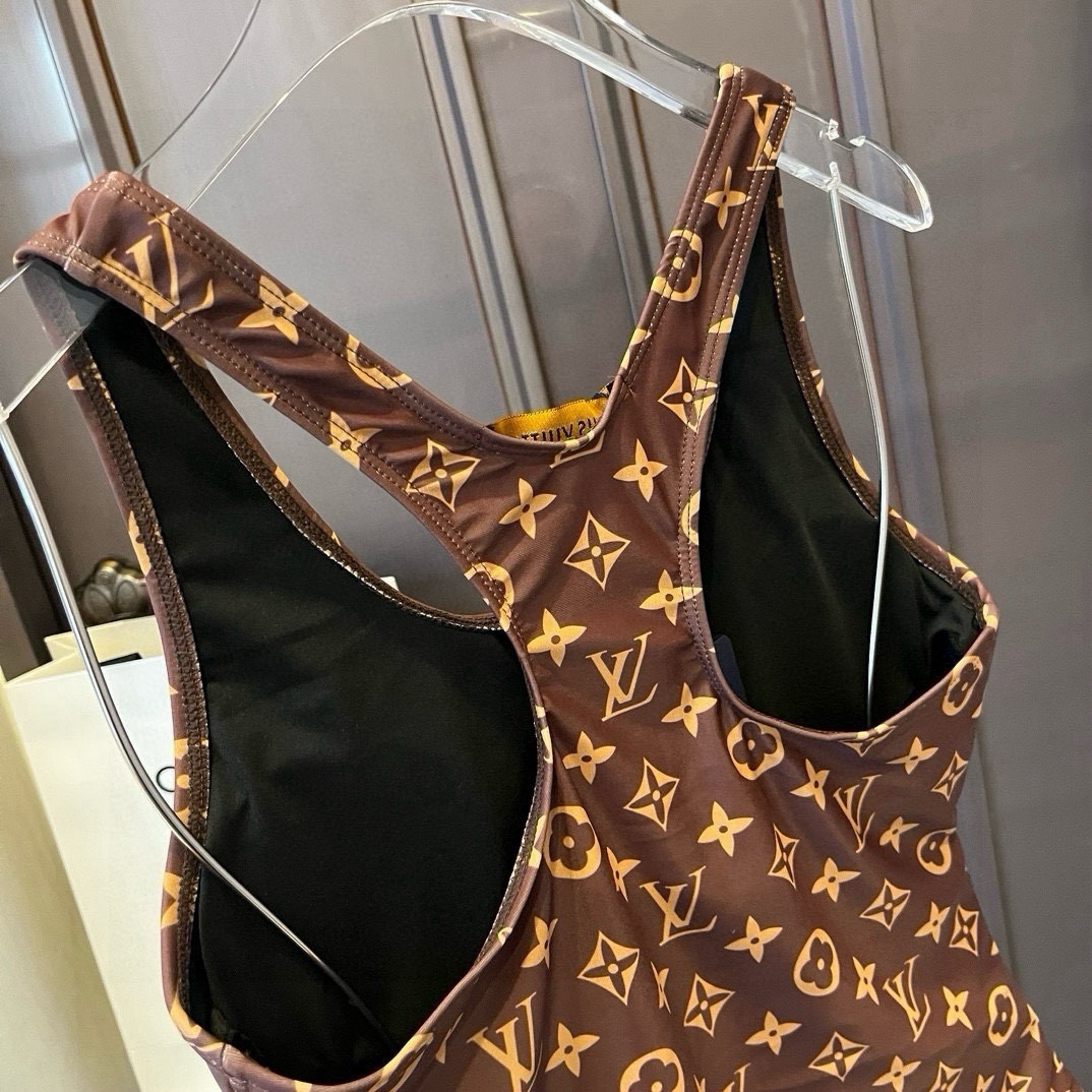 。
Lv路易威登新款连体泳衣  😍🥰适合多种场景的游泳衣🏊‍♀️海边 游泳池 温泉 水上乐园 漂流都可以