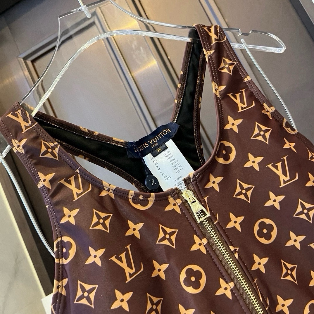 。
Lv路易威登新款连体泳衣  😍🥰适合多种场景的游泳衣🏊‍♀️海边 游泳池 温泉 水上乐园 漂流都可以