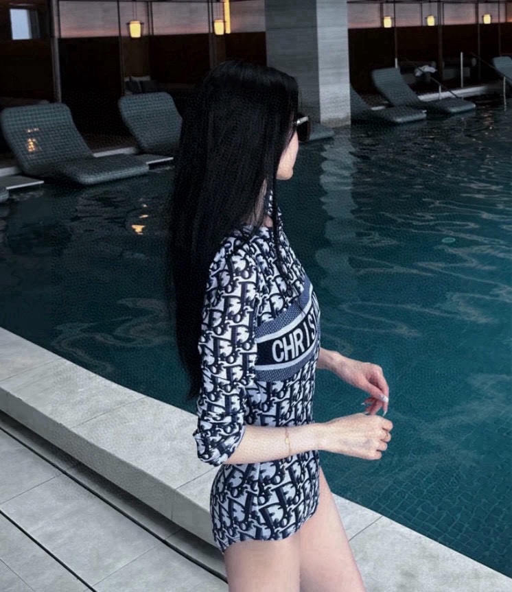  🆕
Dior长袖连体防晒泳衣，收腰显瘦显腿长！超nice 平时可以配牛仔裤、短裤当连体衣穿！S ML