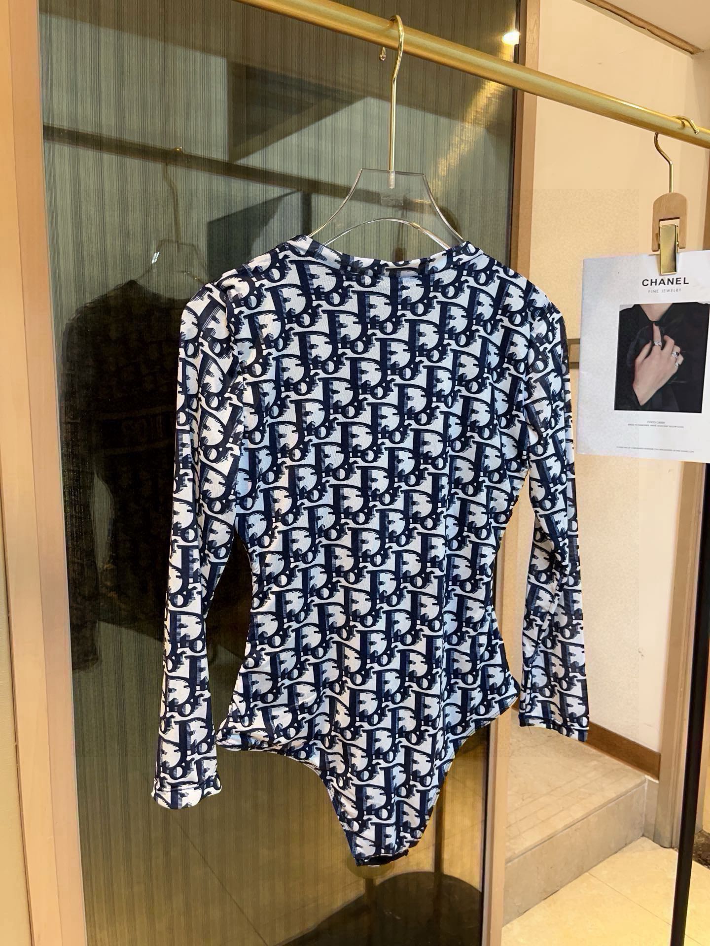  🆕
Dior长袖连体防晒泳衣，收腰显瘦显腿长！超nice 平时可以配牛仔裤、短裤当连体衣穿！S ML