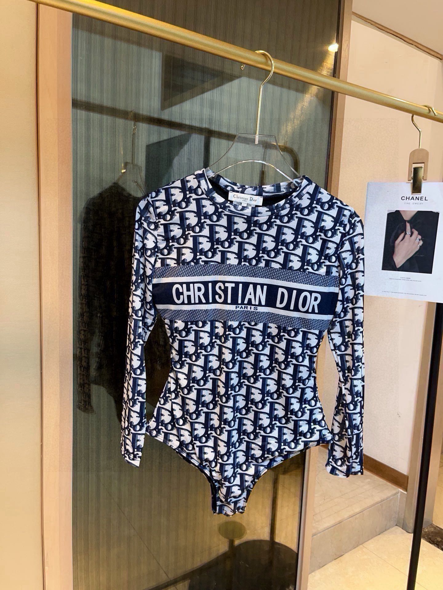  🆕
Dior长袖连体防晒泳衣，收腰显瘦显腿长！超nice 平时可以配牛仔裤、短裤当连体衣穿！S ML