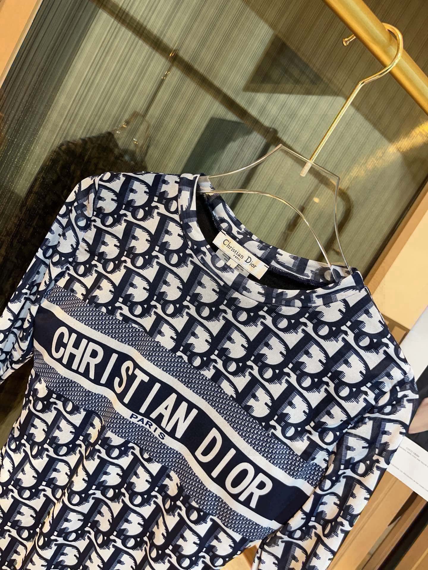  🆕
Dior长袖连体防晒泳衣，收腰显瘦显腿长！超nice 平时可以配牛仔裤、短裤当连体衣穿！S ML