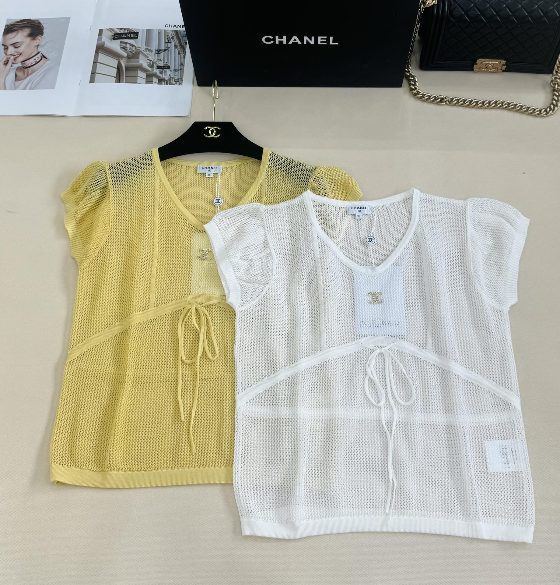 NO:442328,Chanel 25 summer new model, hollow knitted V-neck short sleeves, classic double C elements, yellow and white, mesh fabric is breathable and unique, chest lace-up design adds romance, simple and high-end sense, 2 colors SML, chanel, T-shirt, alexander wang19860909Chanel 25夏季新款 镂空针织V领短袖 经典双C元素加持 黄与白两色可选 网眼面料透气别致 胸前系带设计添浪漫 简约又藏高级感 2色SML,,chanel,T-shirt,alexander wang,Women's clothing
