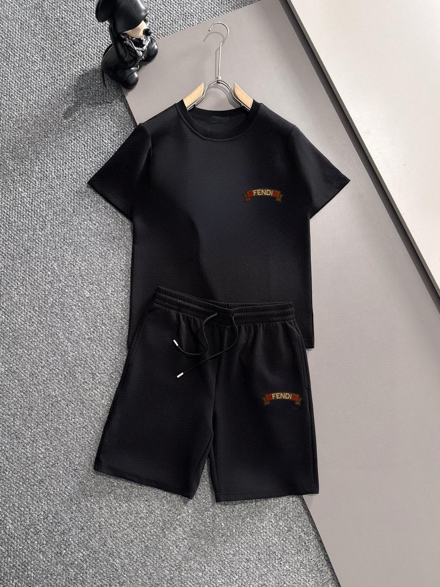 Fendi 品牌【FENDI 芬迪】 2025新款男士短袖短裤套装 销售 市面高端版本 手感细腻柔软 让你穿着更加舒适 立体裁剪版型超赞 尺码:M-5XL下单请报身高体重